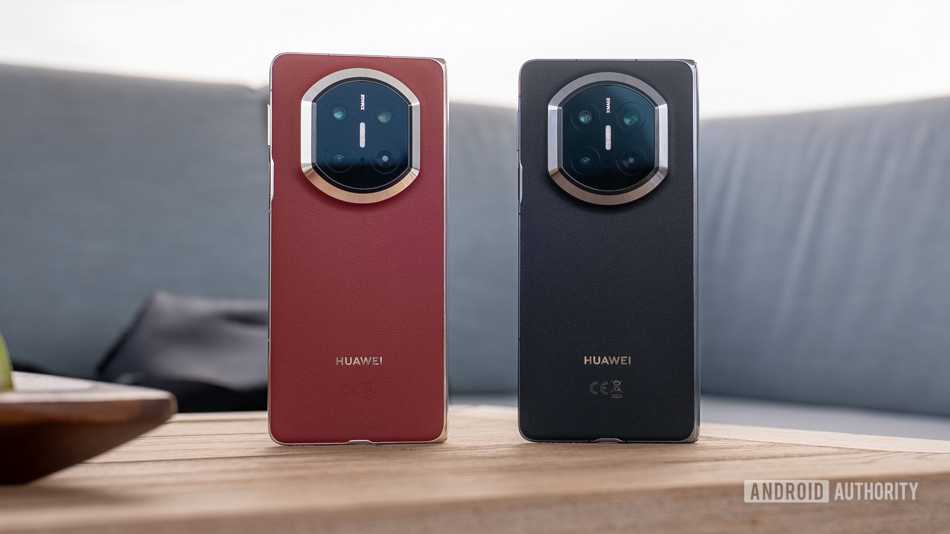 Nebulosa Huawei Mate X7 vermelha e preta em pé Nebulosa Huawei Mate X7 vermelha e preta em pé