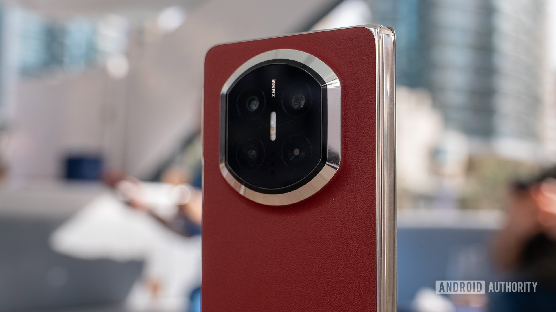 Câmera vermelha da nebulosa Huawei Mate X7 de perto Câmera vermelha da nebulosa Huawei Mate X7 de perto