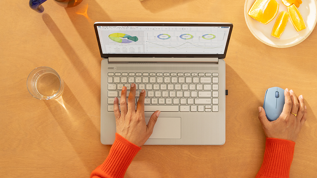 Foto de cima para baixo do mouse sem fio Logitech M170 na mesa Foto de cima para baixo do mouse sem fio Logitech M170 na mesa