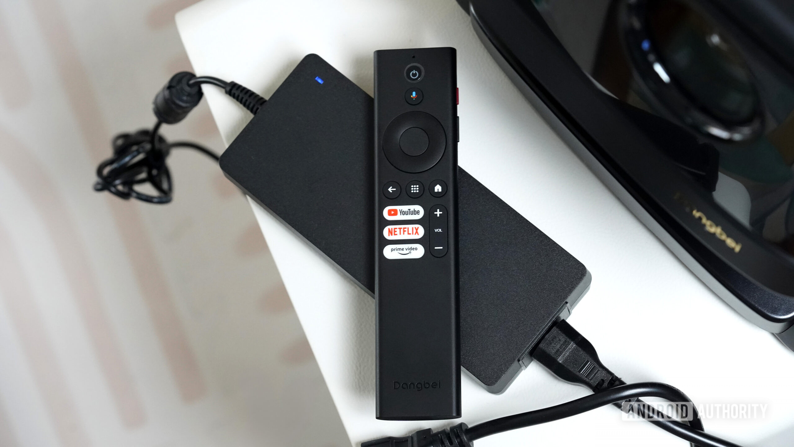 Controle remoto Dangbei DBOX02 Pro O Dangbei DBOX02 Pro vem com um controle remoto habilitado para voz.