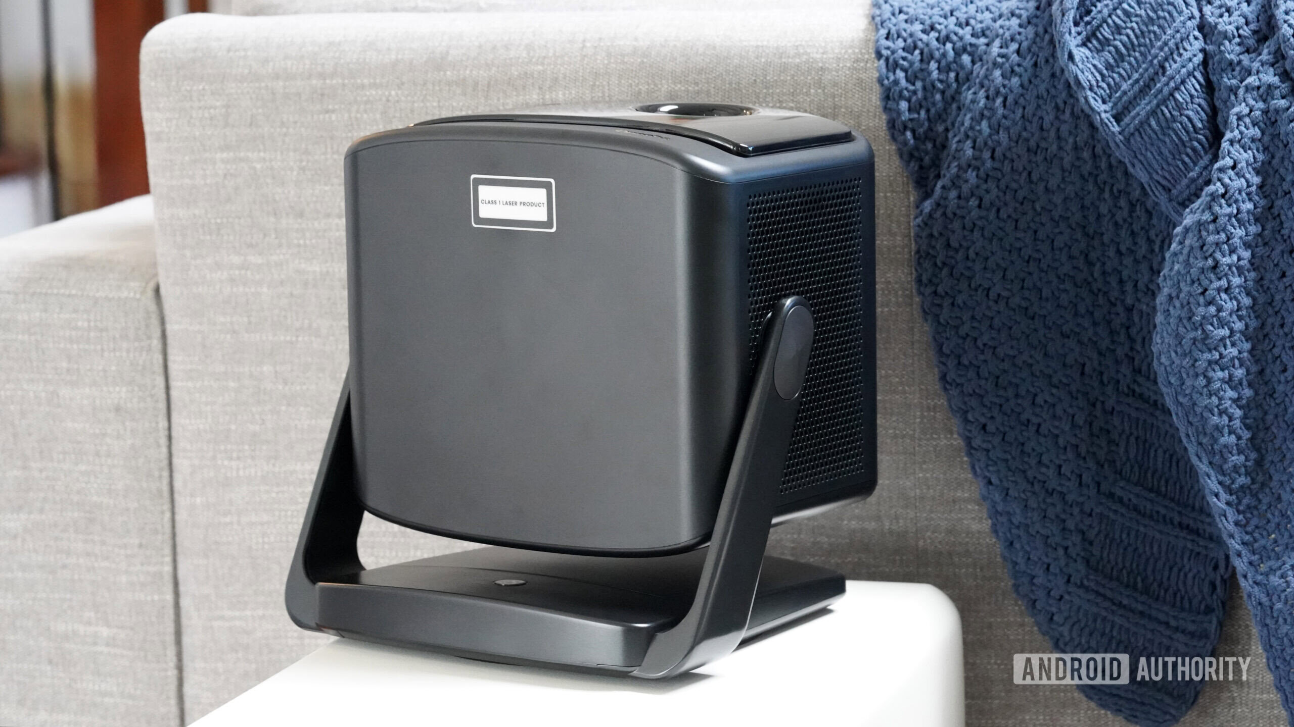 Suporte Dangbei DBOX02 Pro O Dangbei DBOX02 Pro possui um suporte inclinável.