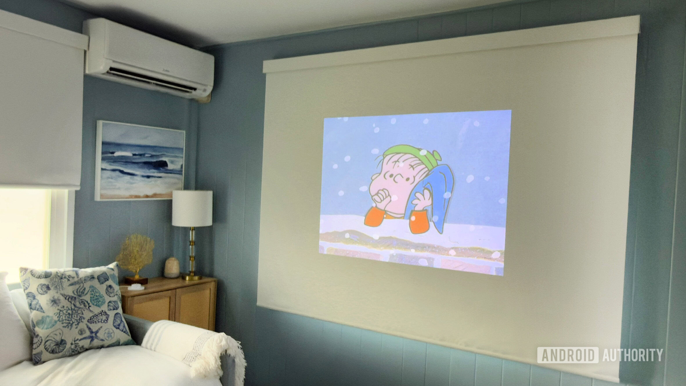 O dbehedboxxxbox até a morte. Um Dangbei DBOX02 Pro projeta um filme de Natal.