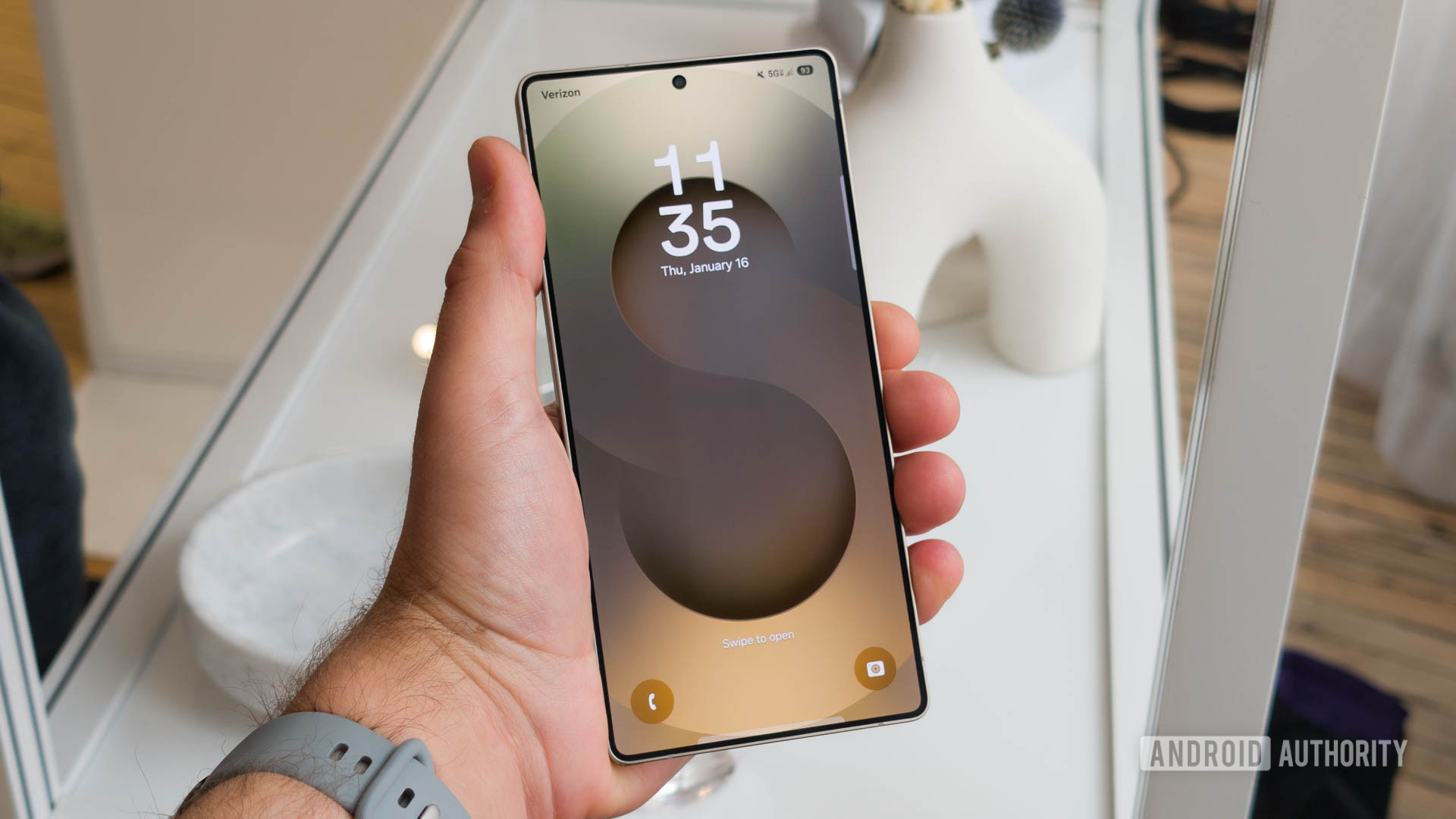 Samsung Galaxy S25 Ultra em mãos mostrando a tela de bloqueio