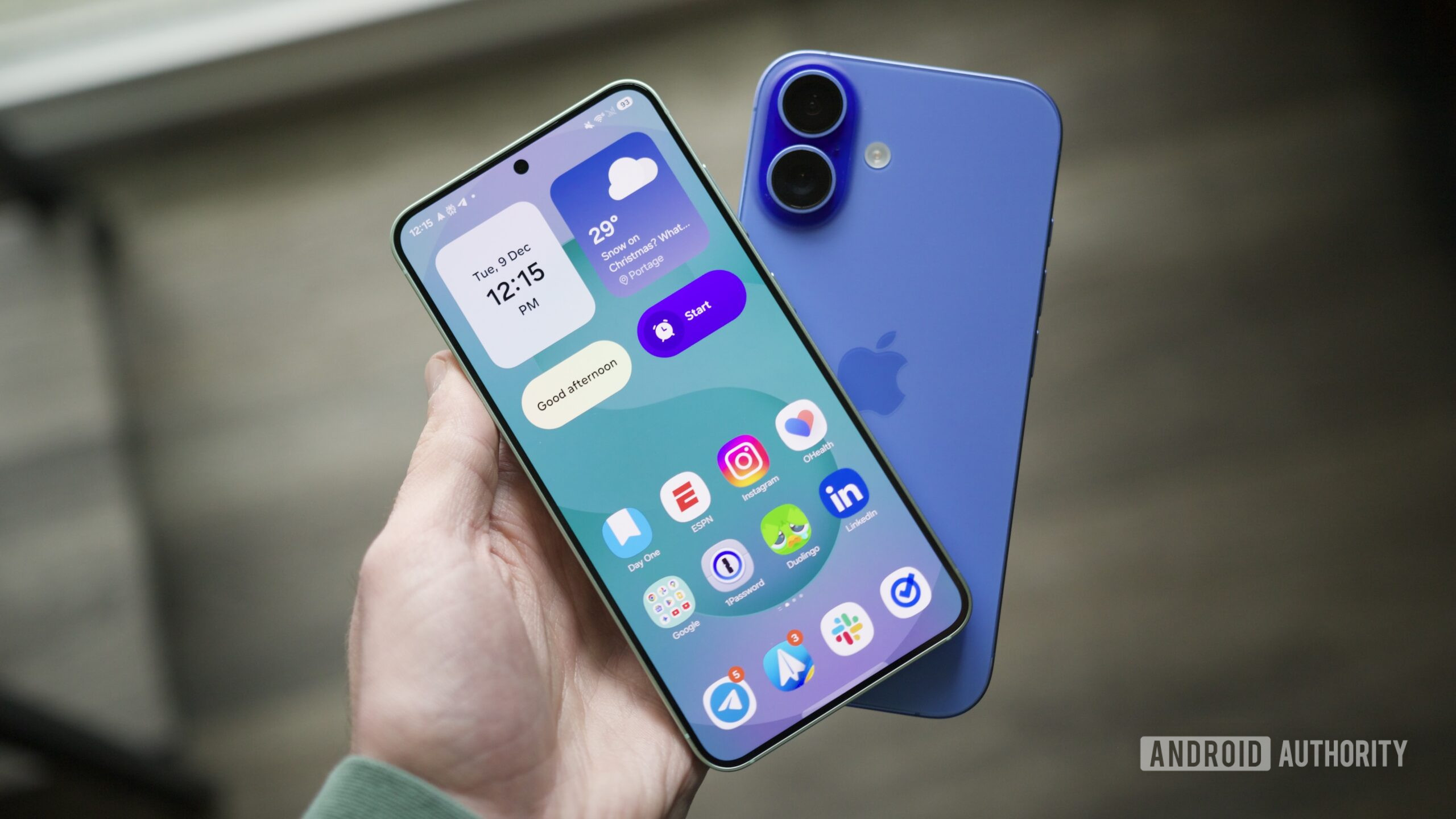 Alguém segurando um Galaxy S25 e um iPhone.