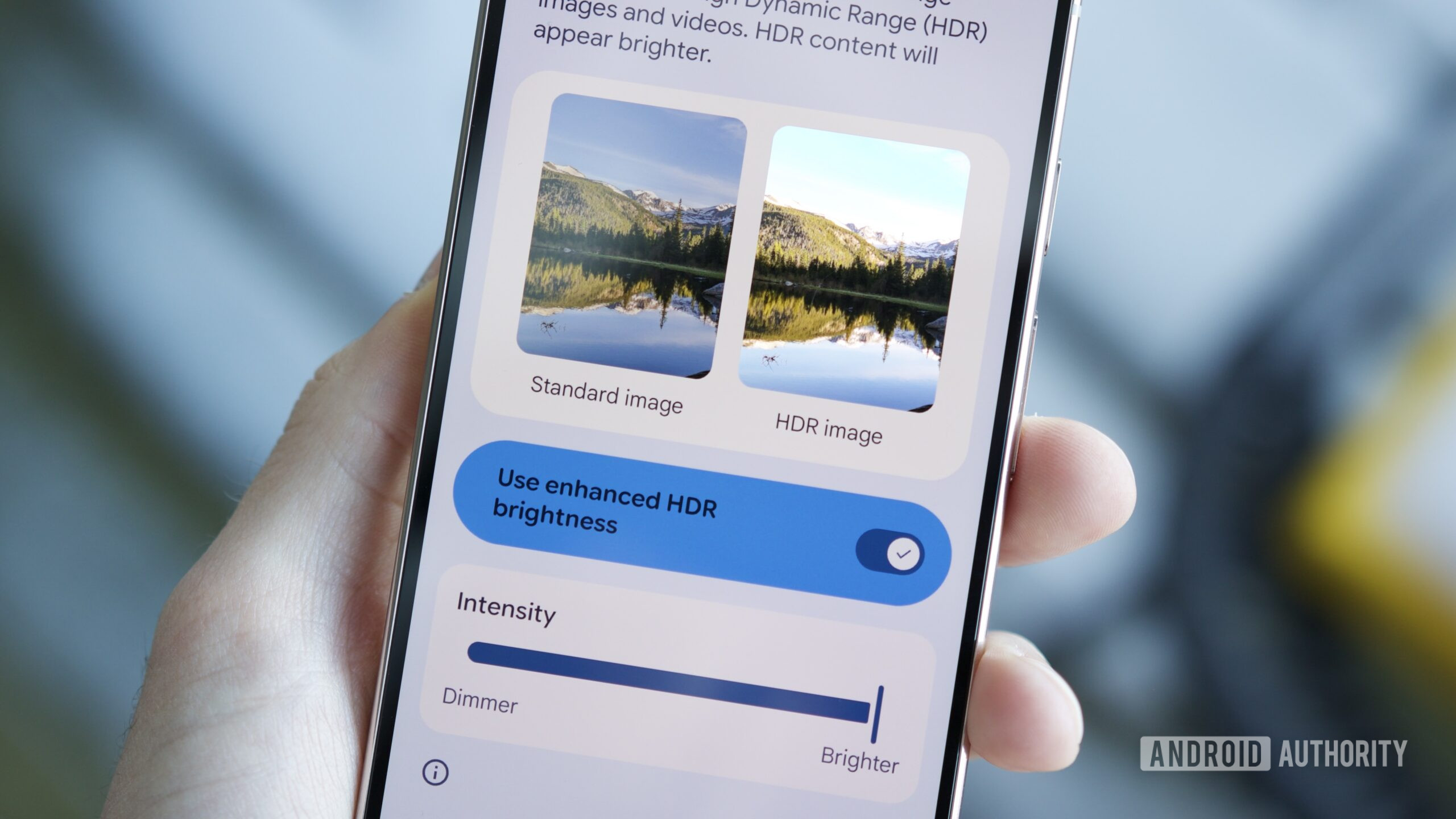 Um smartphone Pixel mostrando as novas configurações de brilho HDR aprimorado no Android 16 QPR2.