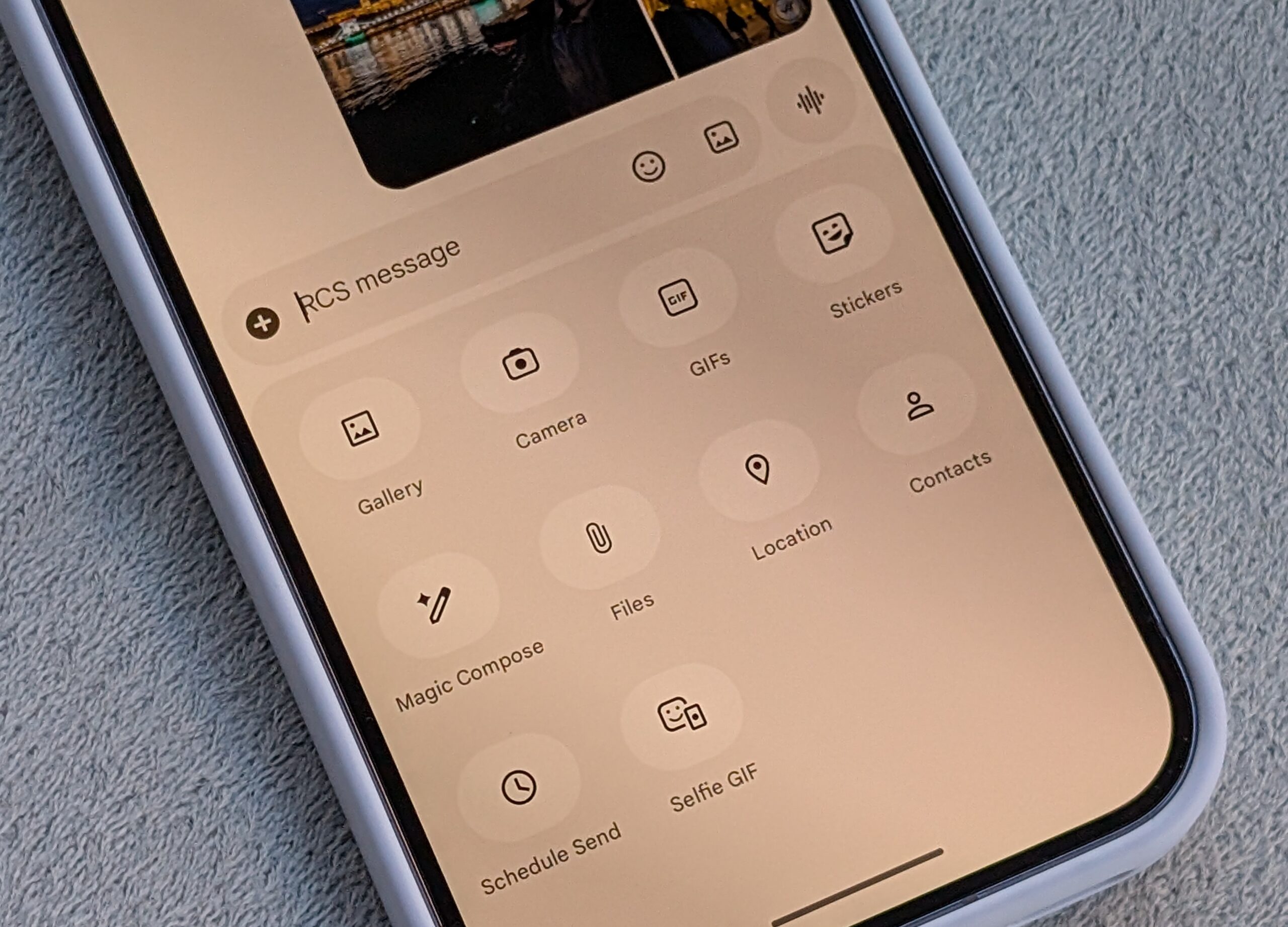 Opções de anexo de mensagens no Google Mensagens no Google Pixel 10 Pro