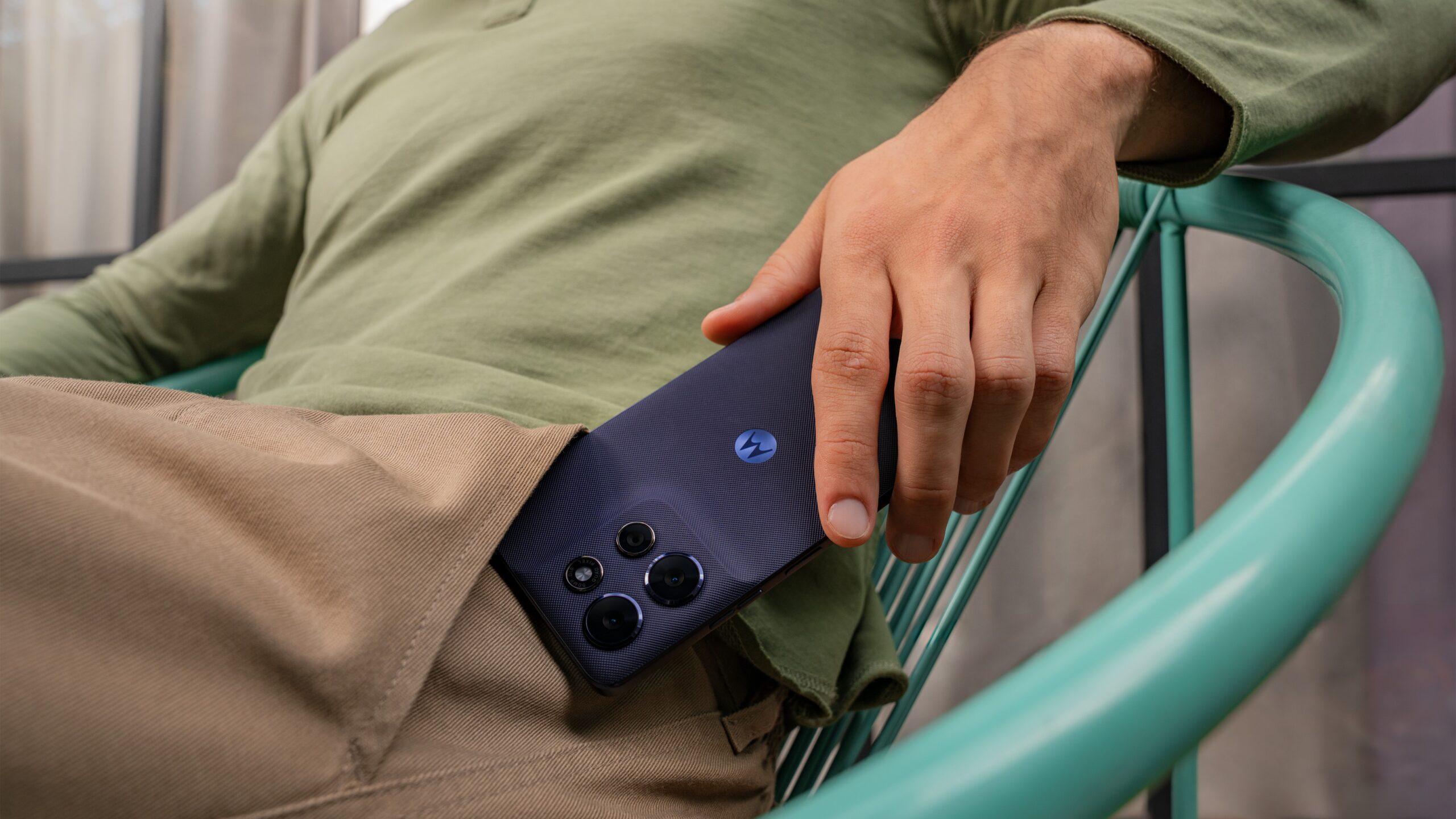 Moto G Power 2026 Pantone noite azul na mão de um homem