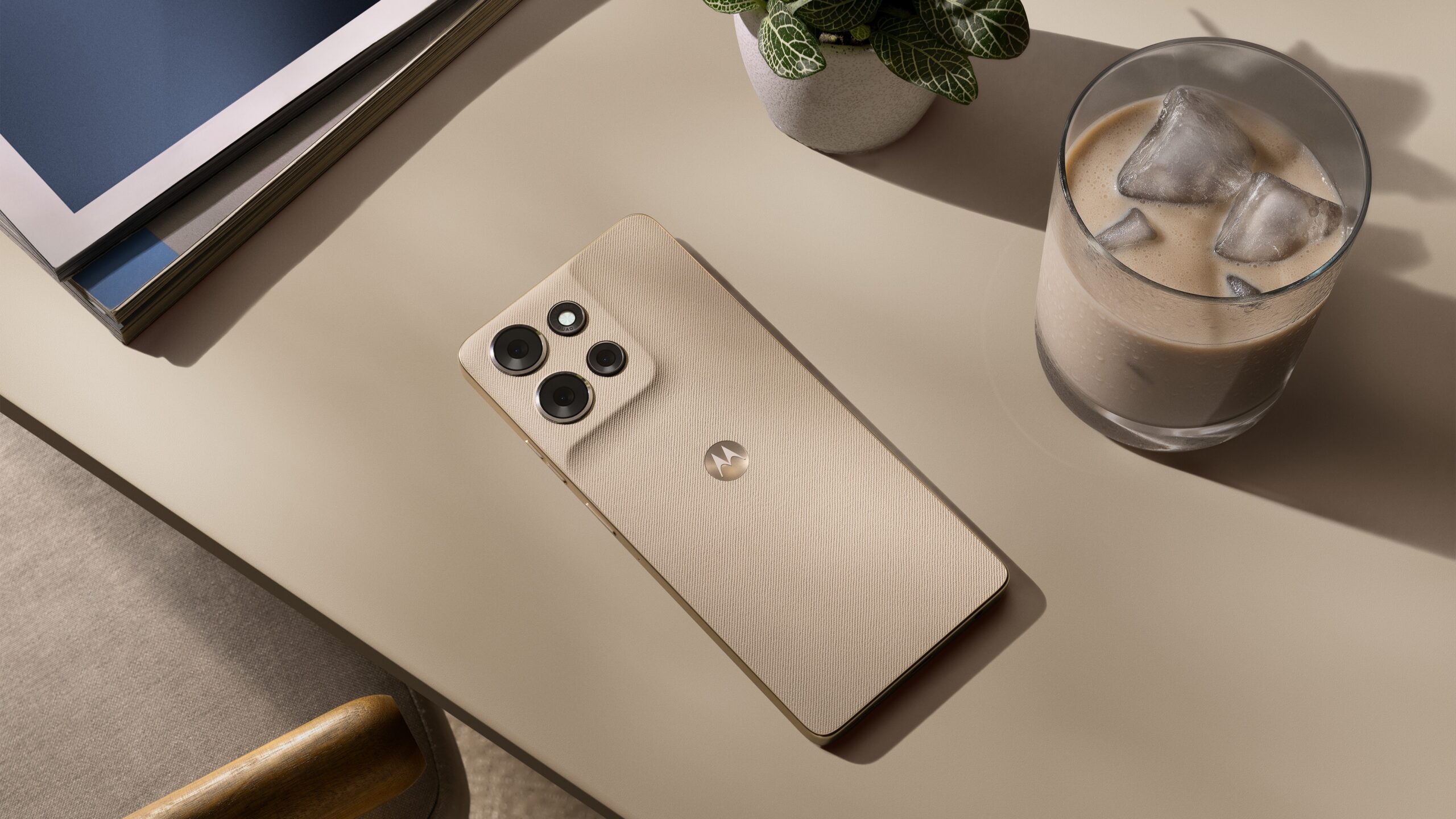 Moto G Power 2026 em caxemira pura Pantone deitado de bruços sobre uma mesa