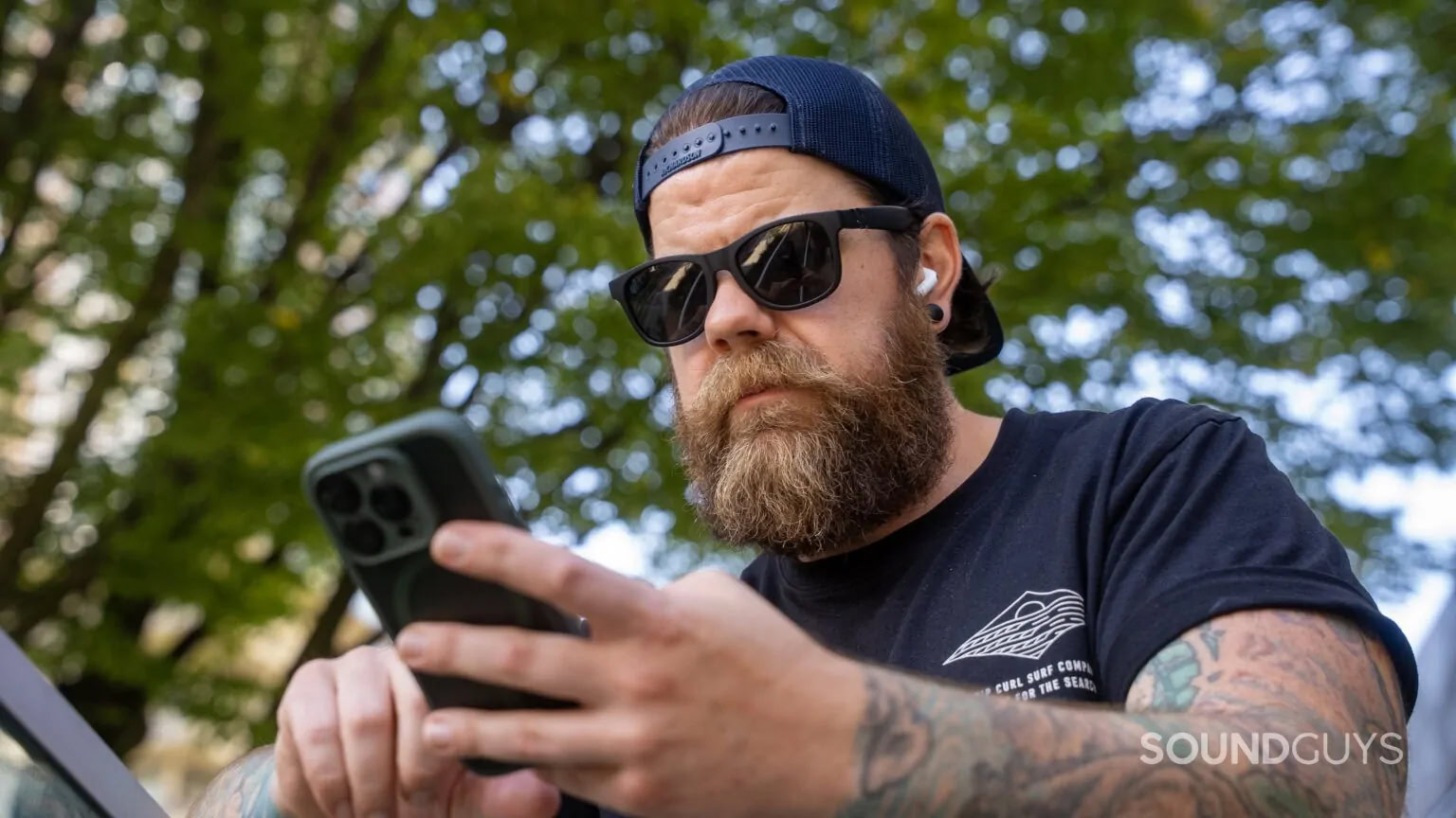 Homem usando Apple AirPods Pro 3 Homem usando Apple AirPods Pro 3