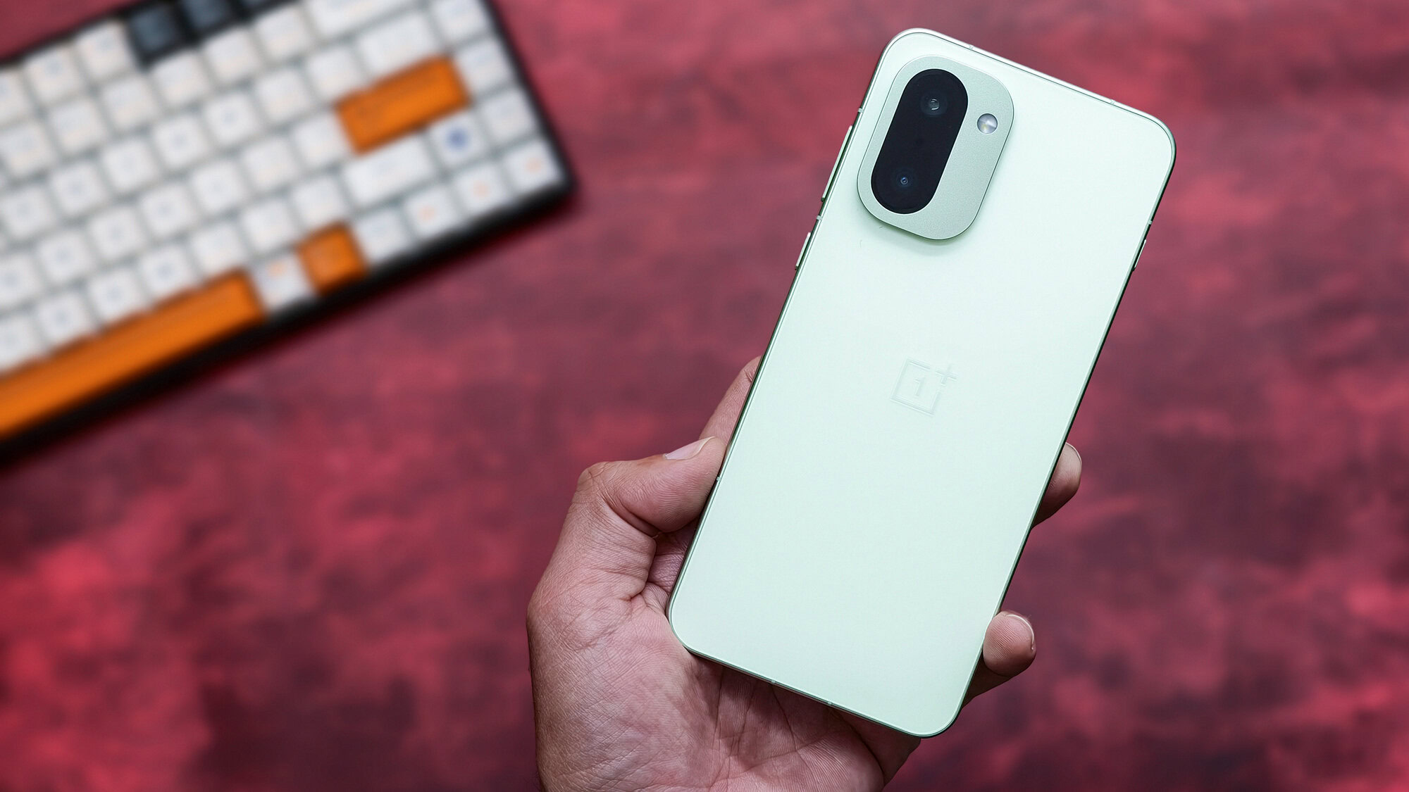 OnePlus 15R verde na mão