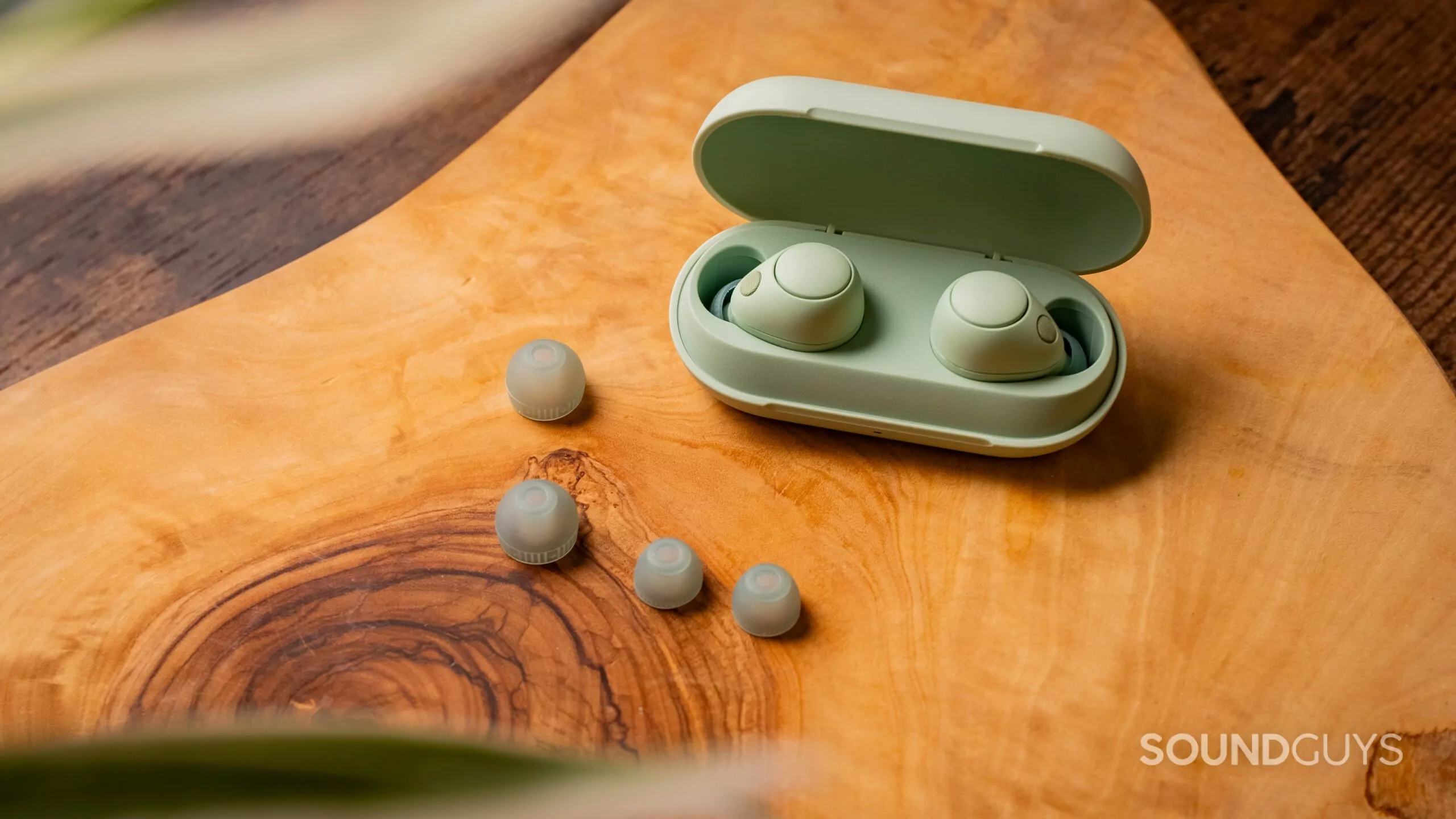 Sony WF C700N na mesa Sony WF C700N na mesa