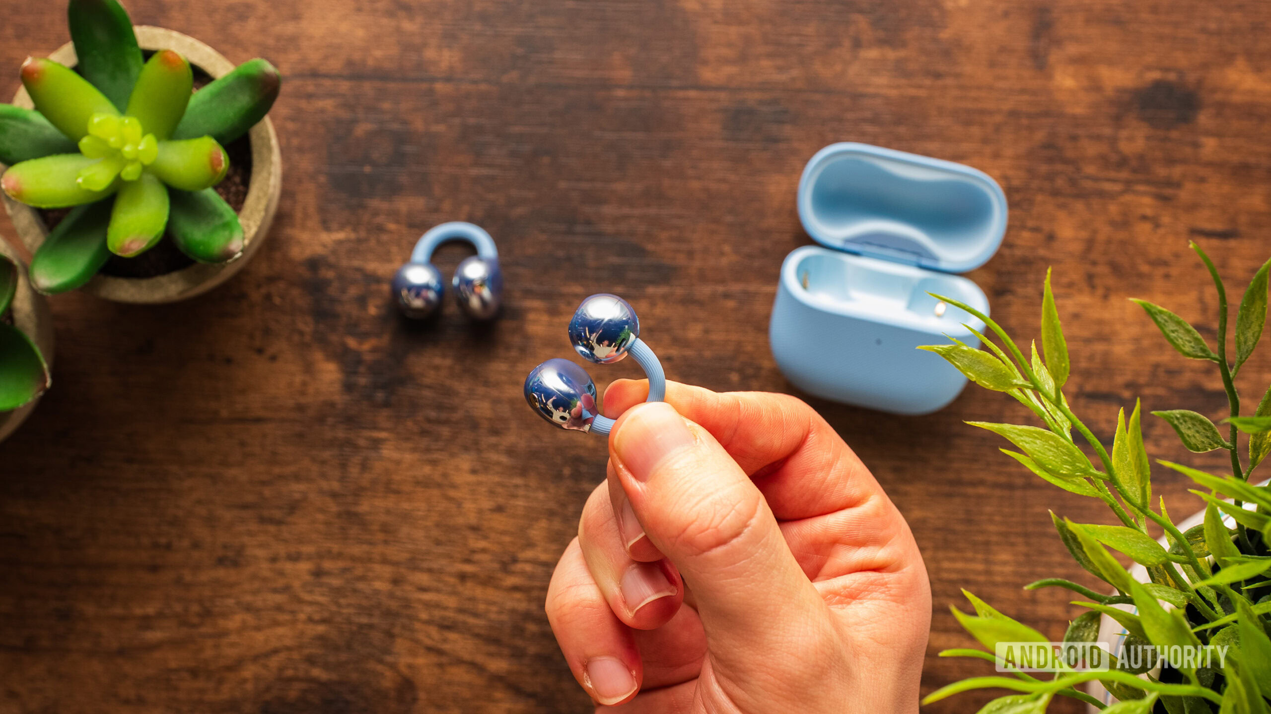 Fone de ouvido HUAWEI Free Clip 2 na mão.