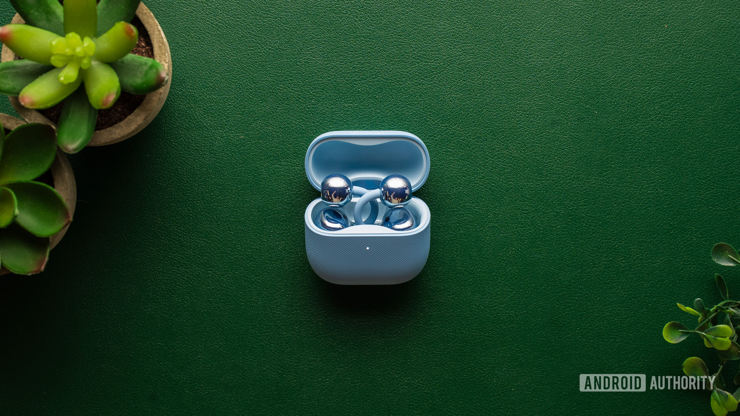 Fones de ouvido HUAWEI Free Clip 2 em estojo sobre a mesa.