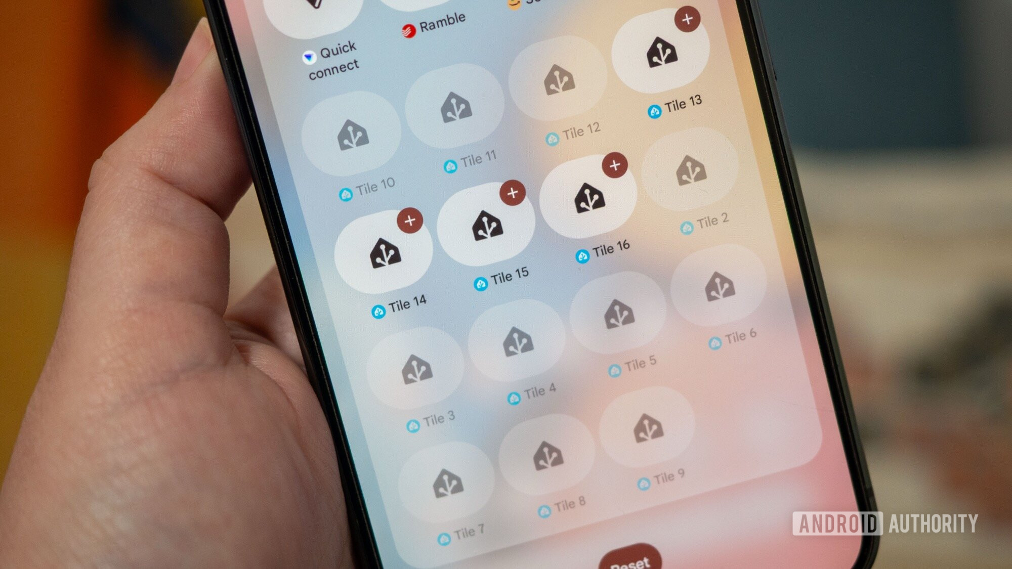 telefone mostrando opções de alternância do assistente inicial de configurações rápidas do Android 16 telefone mostrando opções de alternância do assistente inicial de configurações rápidas do Android 16