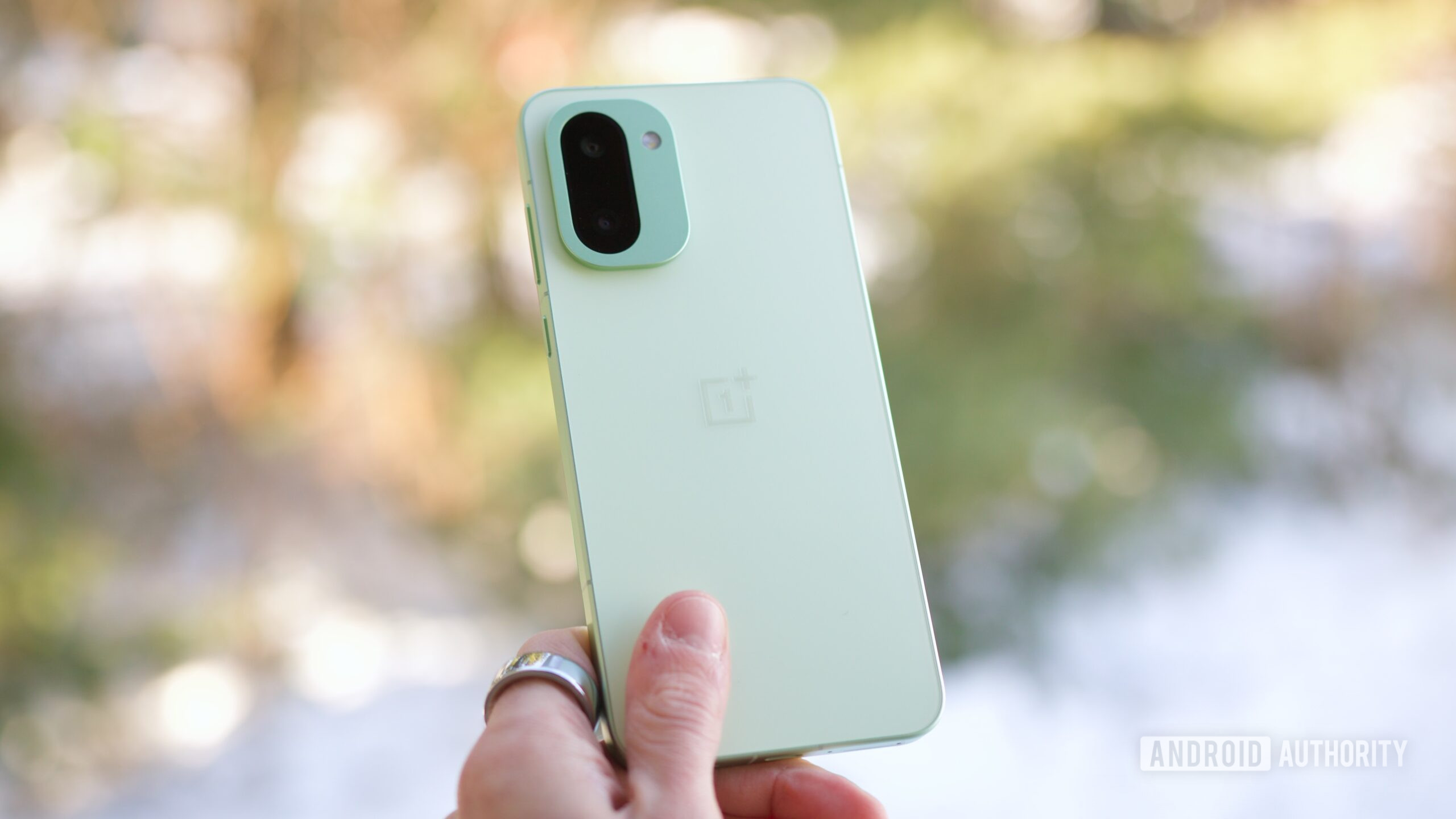 oneplus 15r avaliação 10 Alguém segurando o OnePlus 15R, mostrando a parte traseira do telefone.