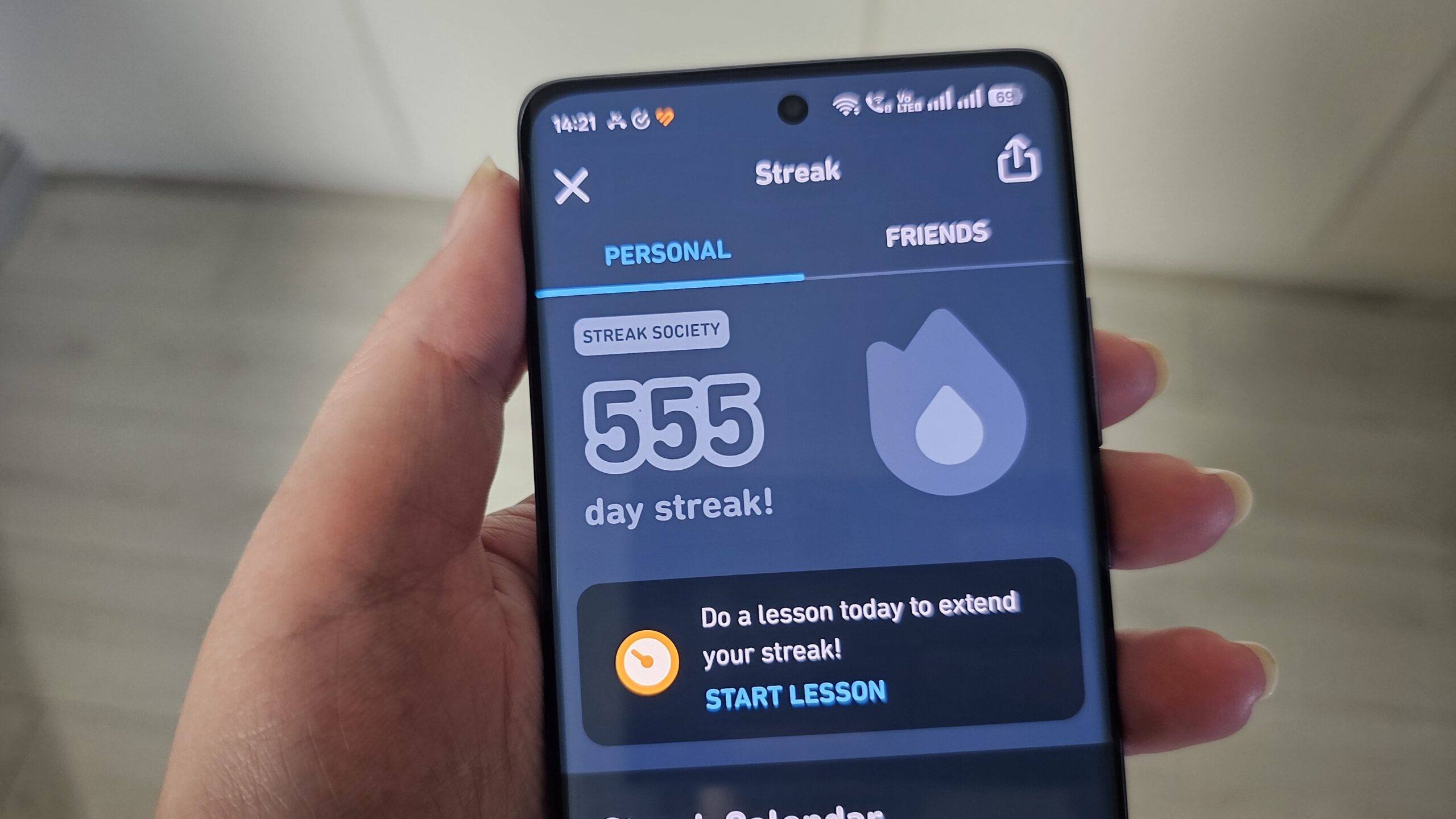 uma sequência de 555 dias mostrada no aplicativo duolingo em um smartphone