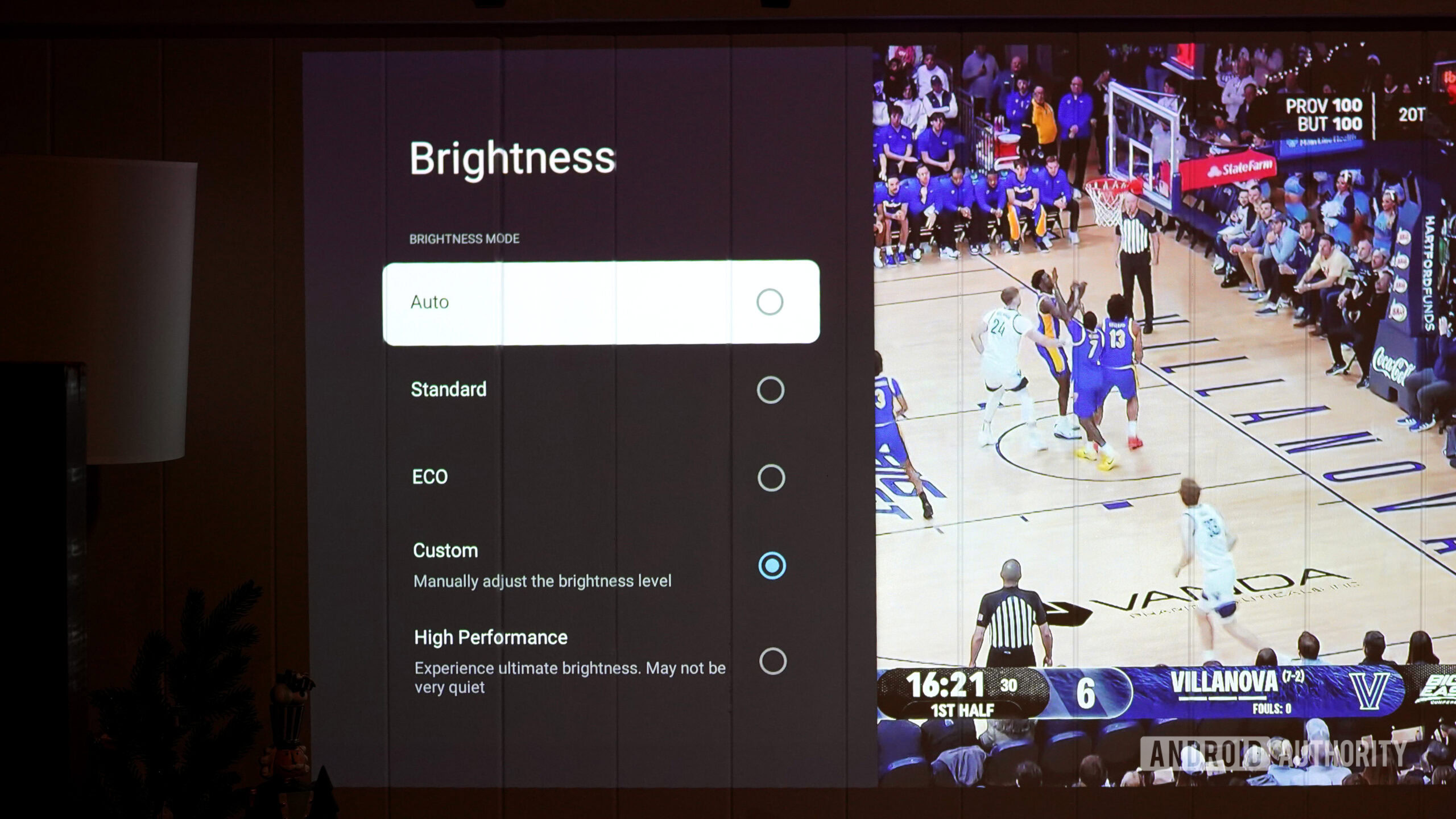 Um usuário ajusta as configurações de brilho do seu projetor