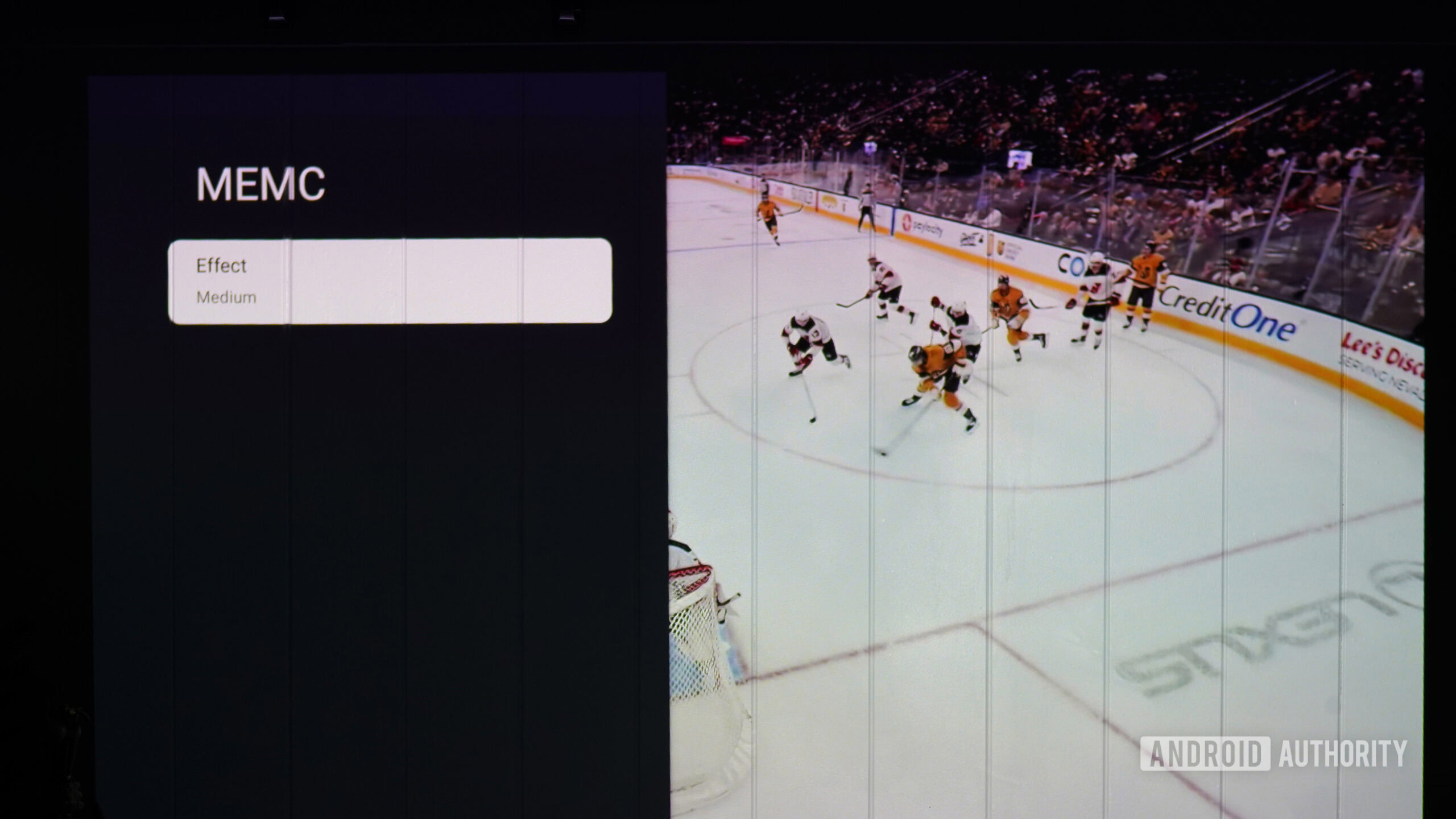 Um usuário ajusta suas configurações de MEMC enquanto projeta um jogo de hóquei.