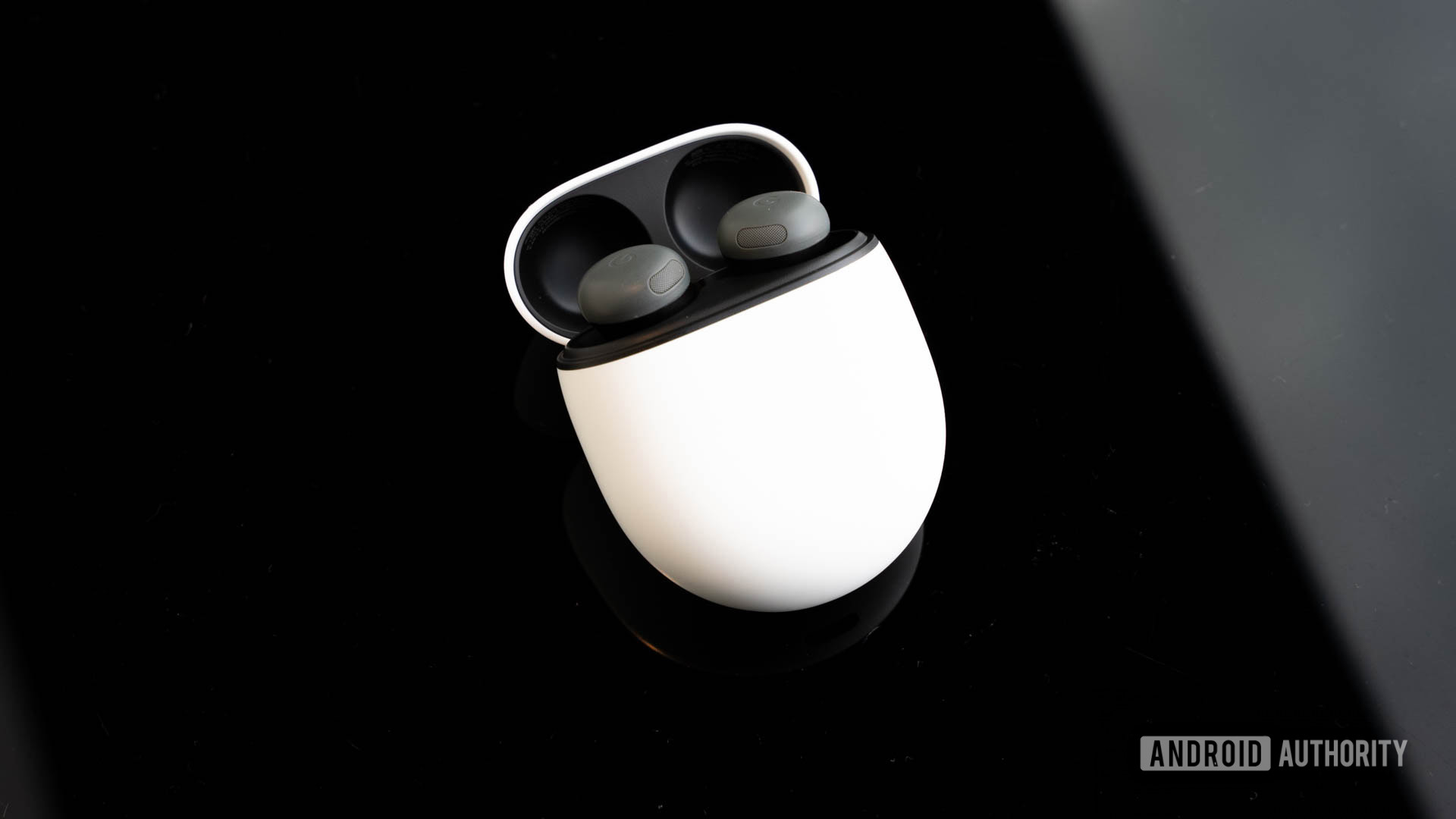 Google Pixel Buds Pro 2 em Hazel carregando em seu estojo com a tampa aberta Google Pixel Buds Pro 2 em Hazel carregando em seu estojo com a tampa aberta