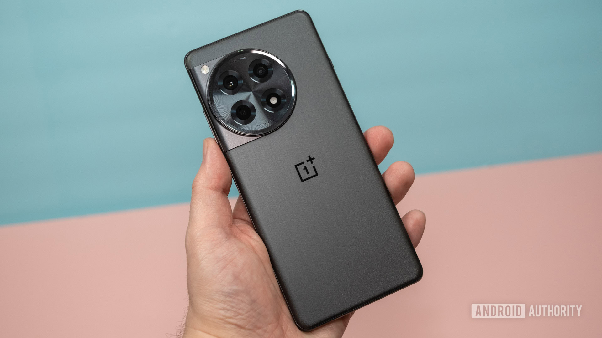 OnePlus 12R 7 OnePlus 12R de volta à mão