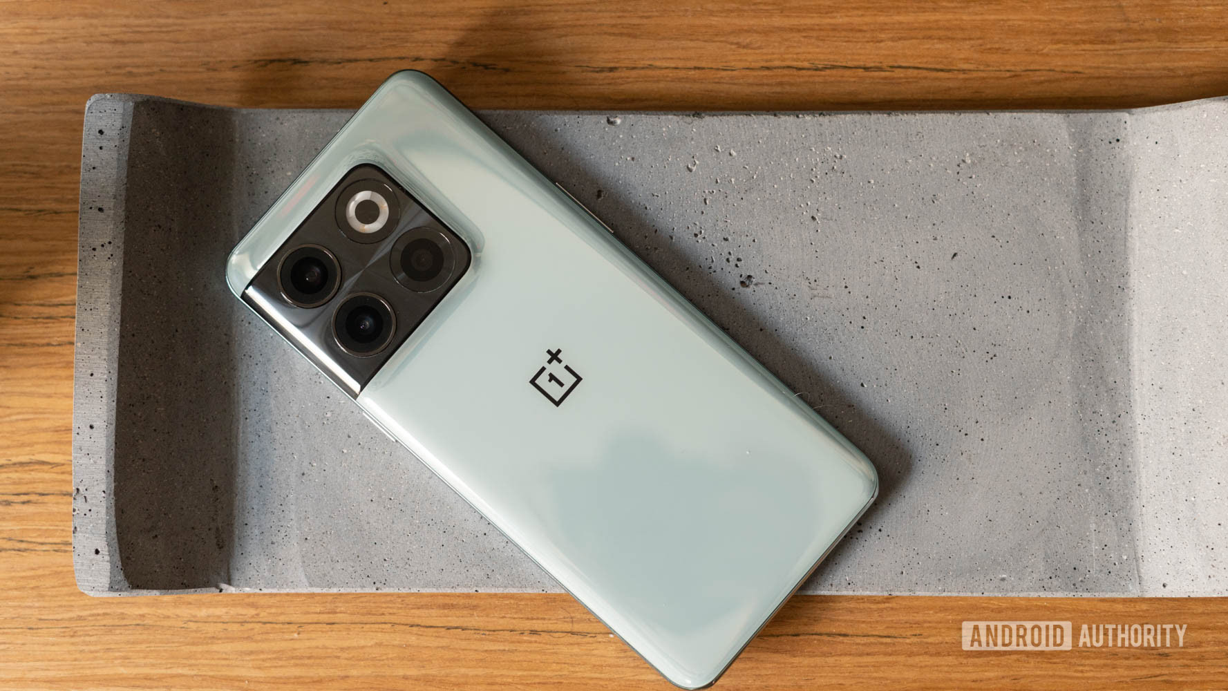 OnePlus 10T colocado sobre uma laje de concreto OnePlus 10T colocado sobre uma laje de concreto