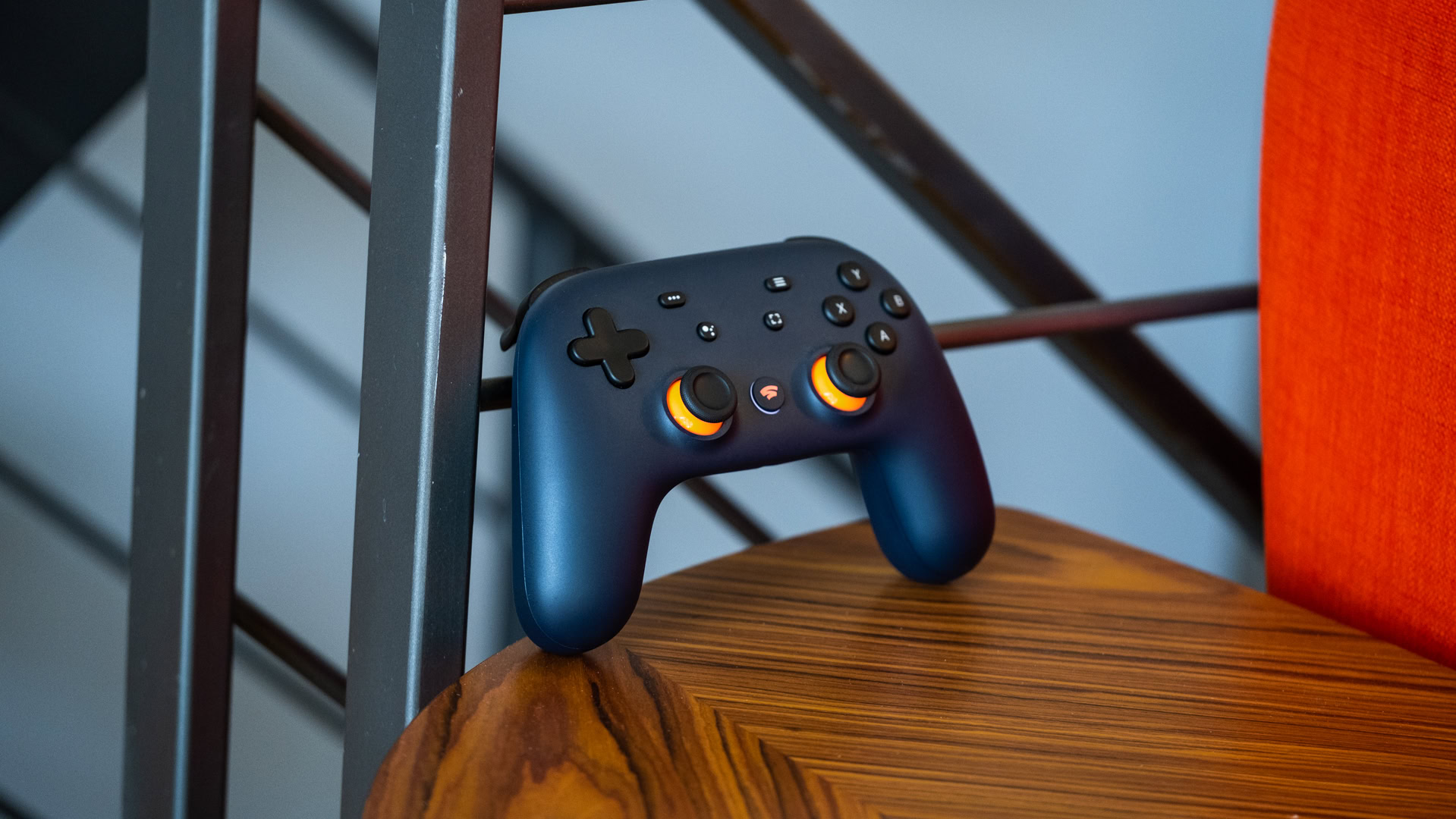 Controlador do Google Stadia apoiado no corrimão