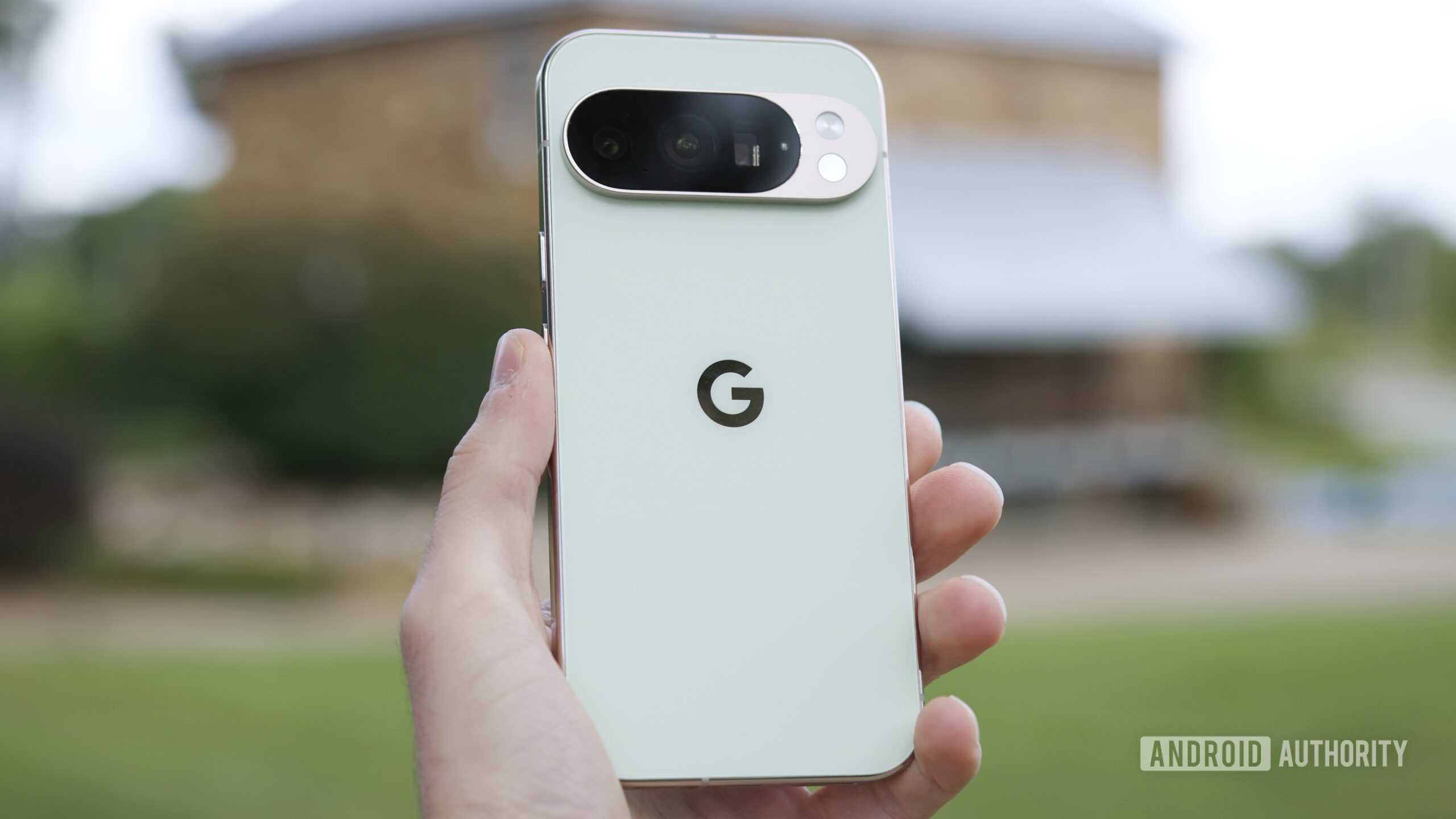 Alguém segurando o Google Pixel 10 Pro do lado de fora.