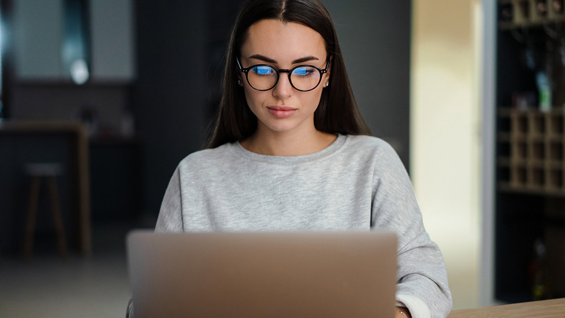 Mulher anônima usando imagem de recurso de laptop Mulher anônima usando imagem de recurso de laptop