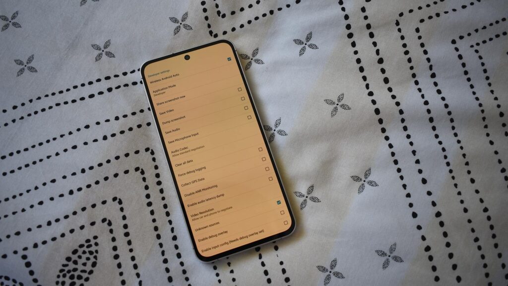 Como desbloquear as configurações de desenvolvedor do Android Auto (e se você deveria)