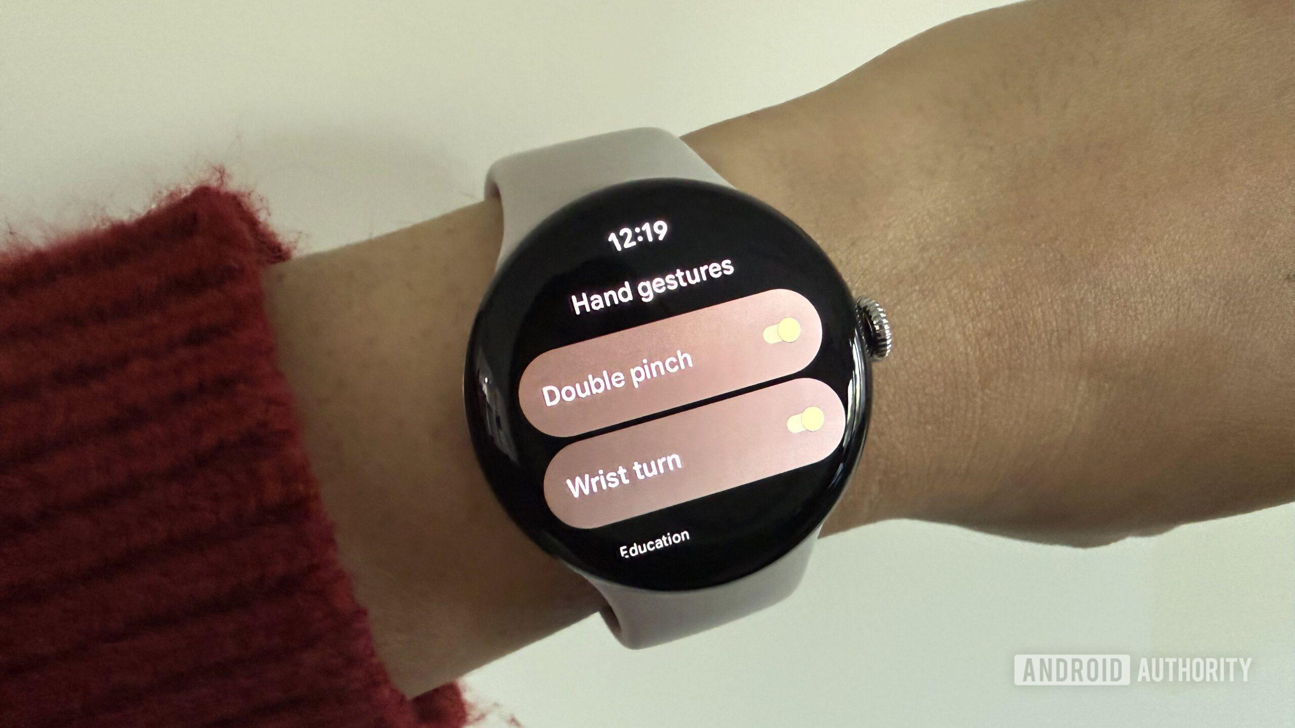 Gestos manuais do Pixel Watch 4 em close