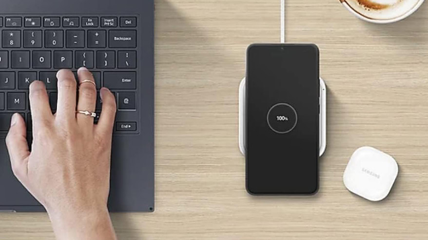 Carregador sem fio Samsung 15W usado na mesa Carregador sem fio Samsung 15W usado na mesa