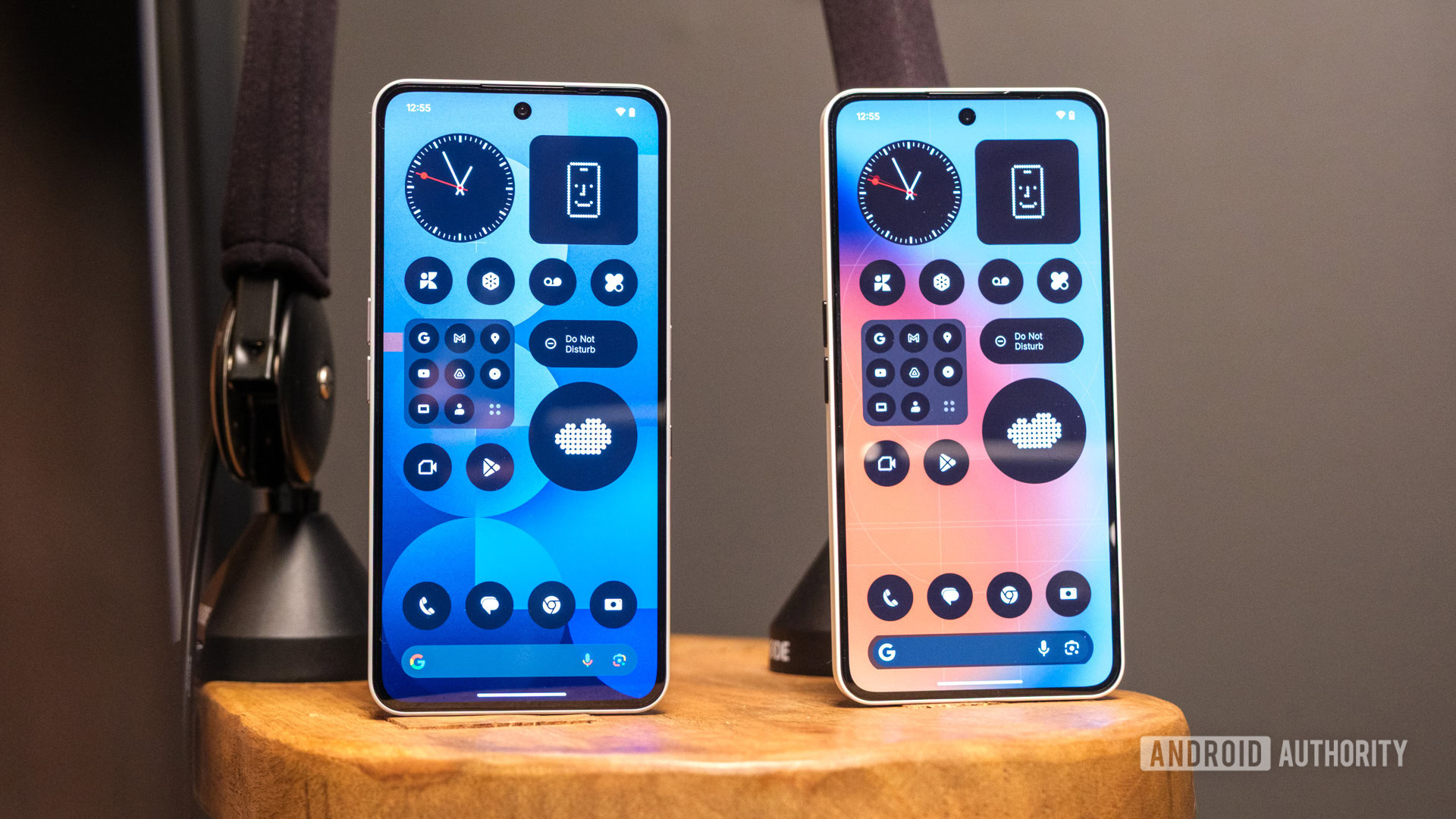 Tela inicial do Nothing Phone 3a ao lado do 3a Pro Tela inicial do Nothing Phone 3a ao lado do 3a Pro