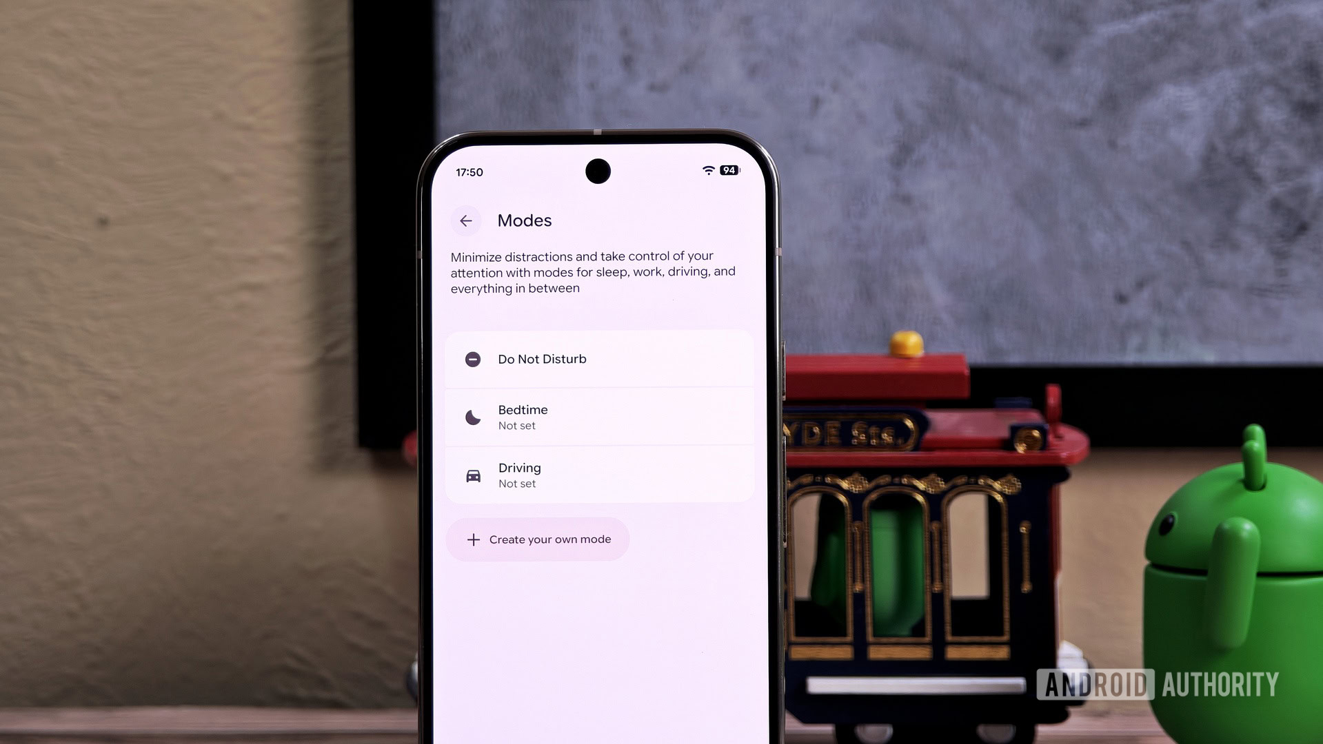 Configurações de modos em um telefone Android com o mascote do Bot em segundo plano Configurações de modos em um telefone Android com o mascote do Bot em segundo plano