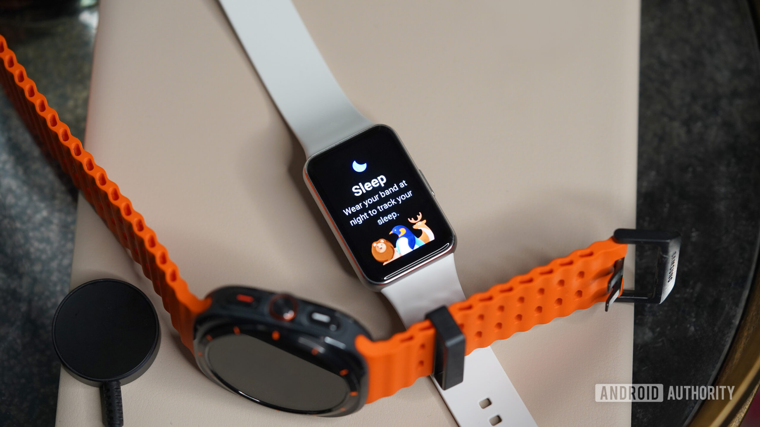 Relógio Galaxy Fit 3 Ultra Um Galaxy Fit 3 fica ao lado de um Galaxy Watch Ultra.