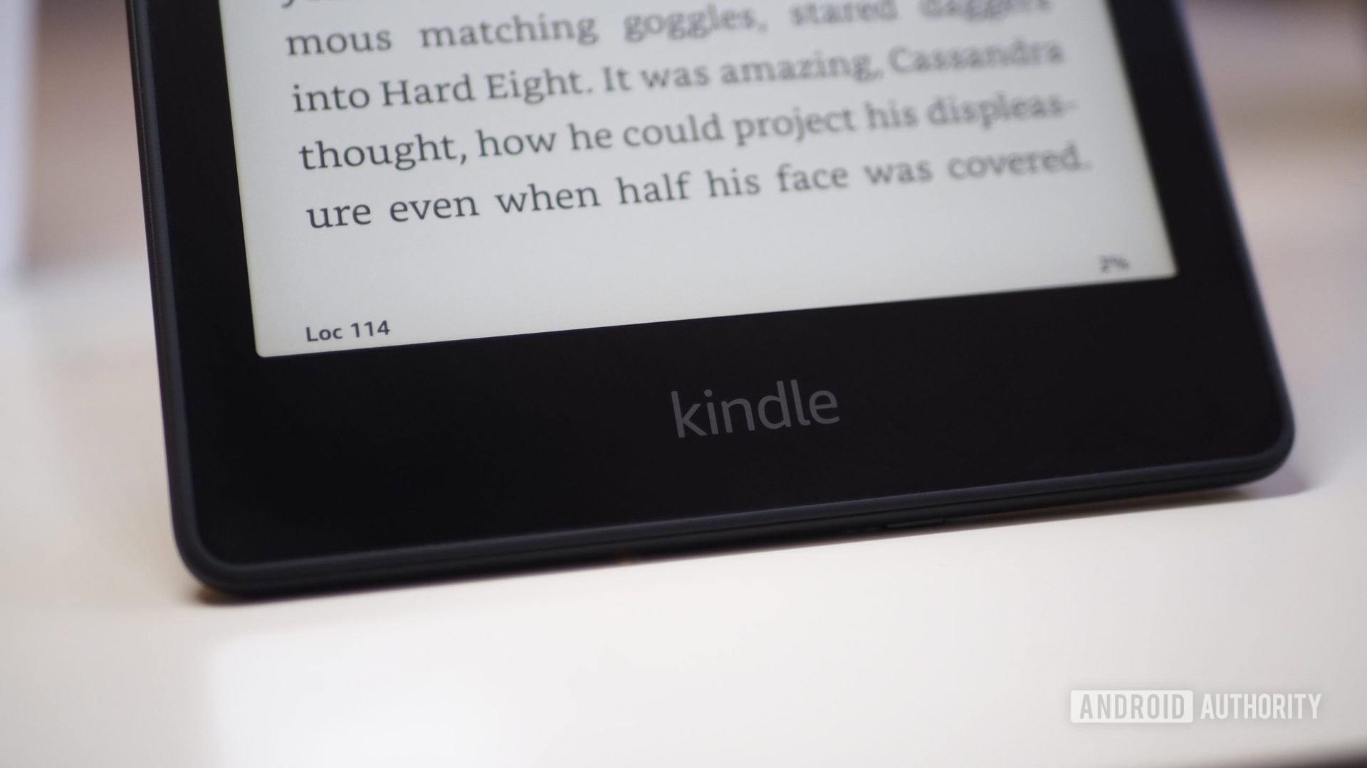 Amazon Kindle Paperwhite 2021 foco no logotipo do Kindle abaixo da tela