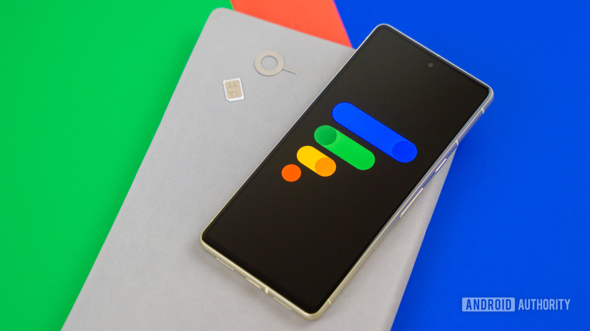 Logotipo do Google Fi Wireless em smartphone com cartão SIM de notebook e ejetor de SIM Foto de stock 1 Logotipo do Google Fi Wireless em smartphone com cartão SIM de notebook e ejetor de SIM Foto de stock 1