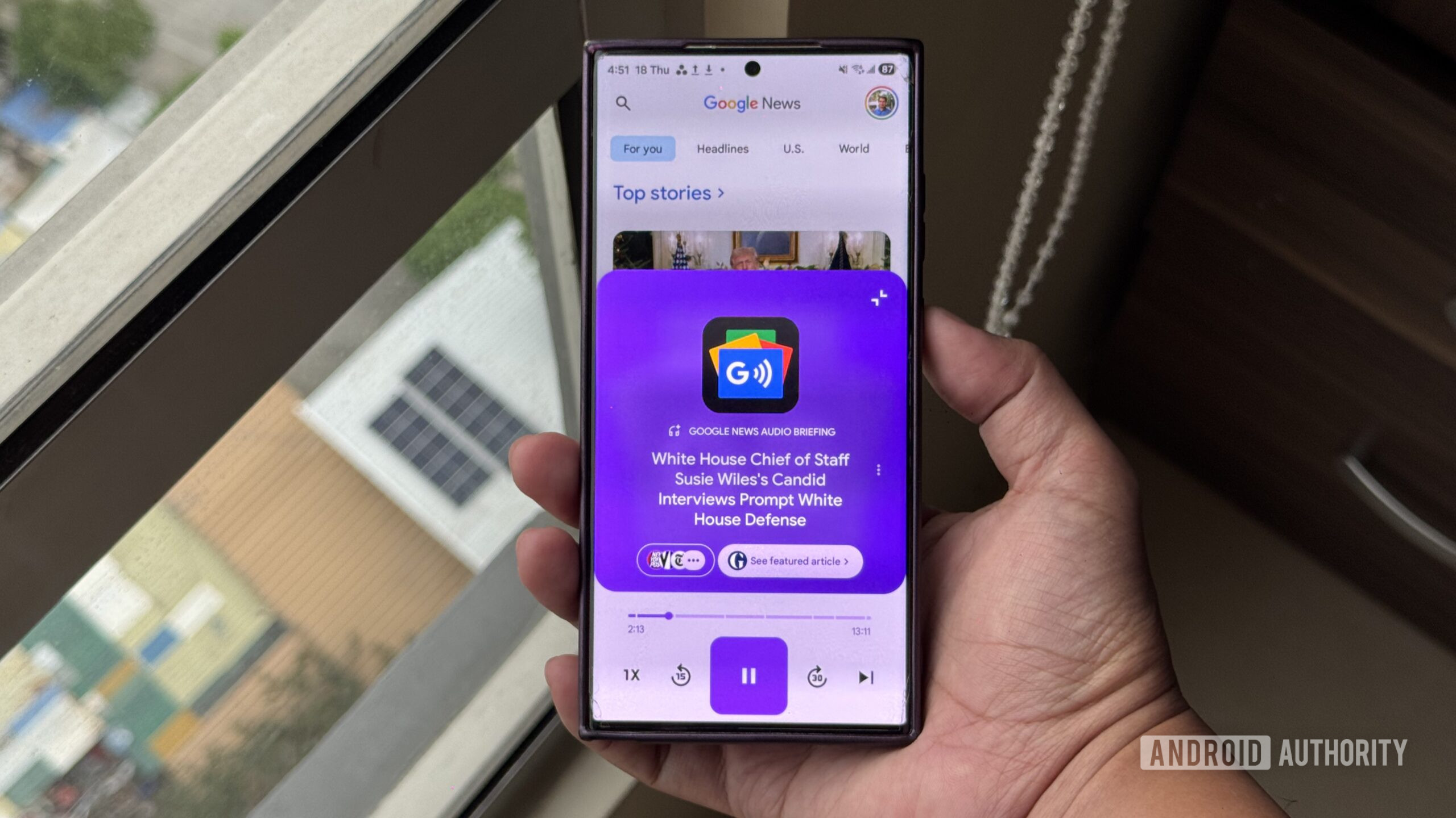 Resumos de áudio do Google Notícias Briefings de áudio do Google Notícias reproduzindo uma notícia