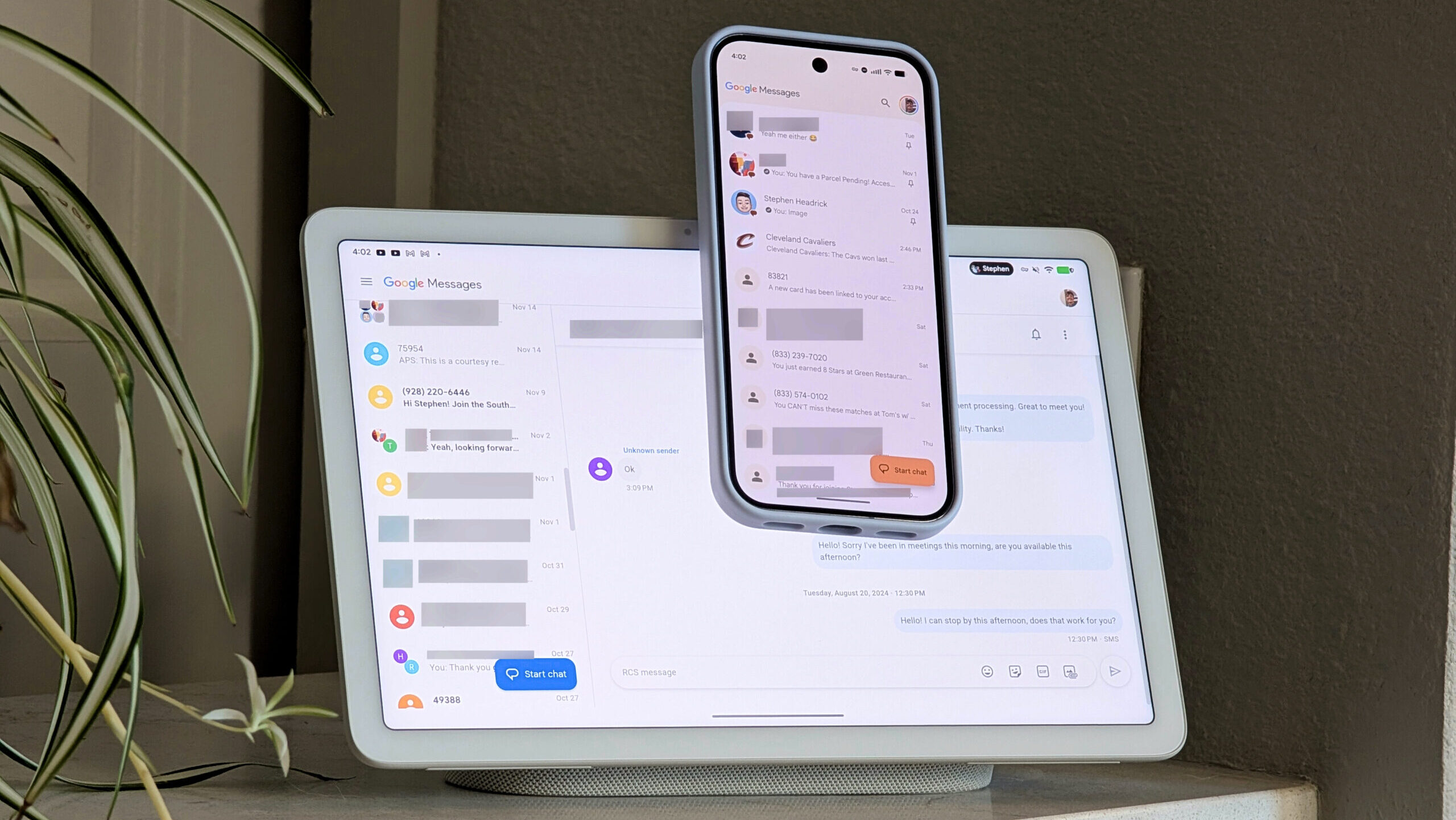 Pixel 10 Pro no Pixel Tablet, com ambos os dispositivos mostrando o Mensagens do Google na tela