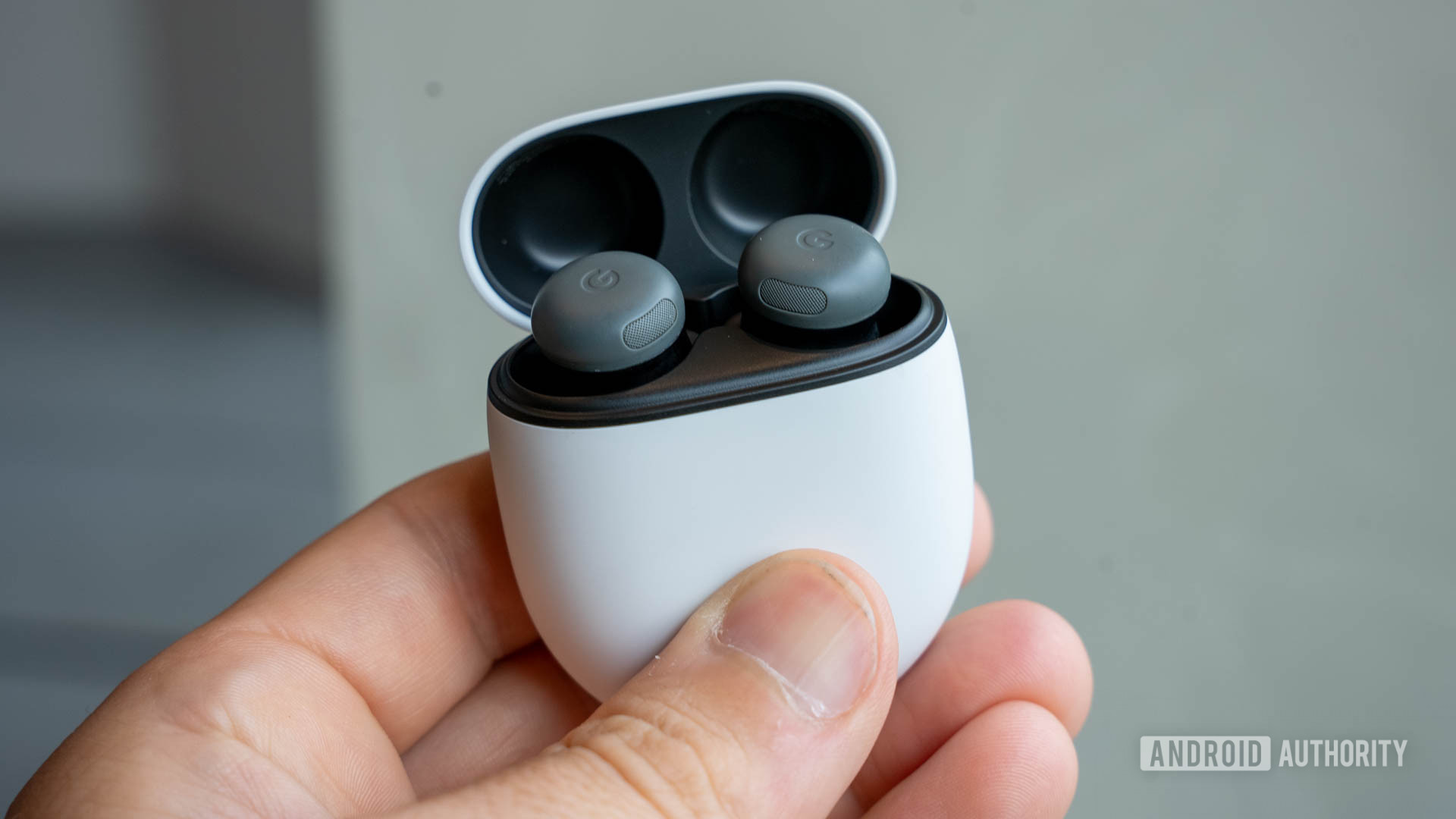 Google Pixel Buds Pro 2 em Hazel em estojo de carregamento com tampa aberta na mão esquerda da pessoa Google Pixel Buds Pro 2 em Hazel em estojo de carregamento com tampa aberta na mão esquerda da pessoa