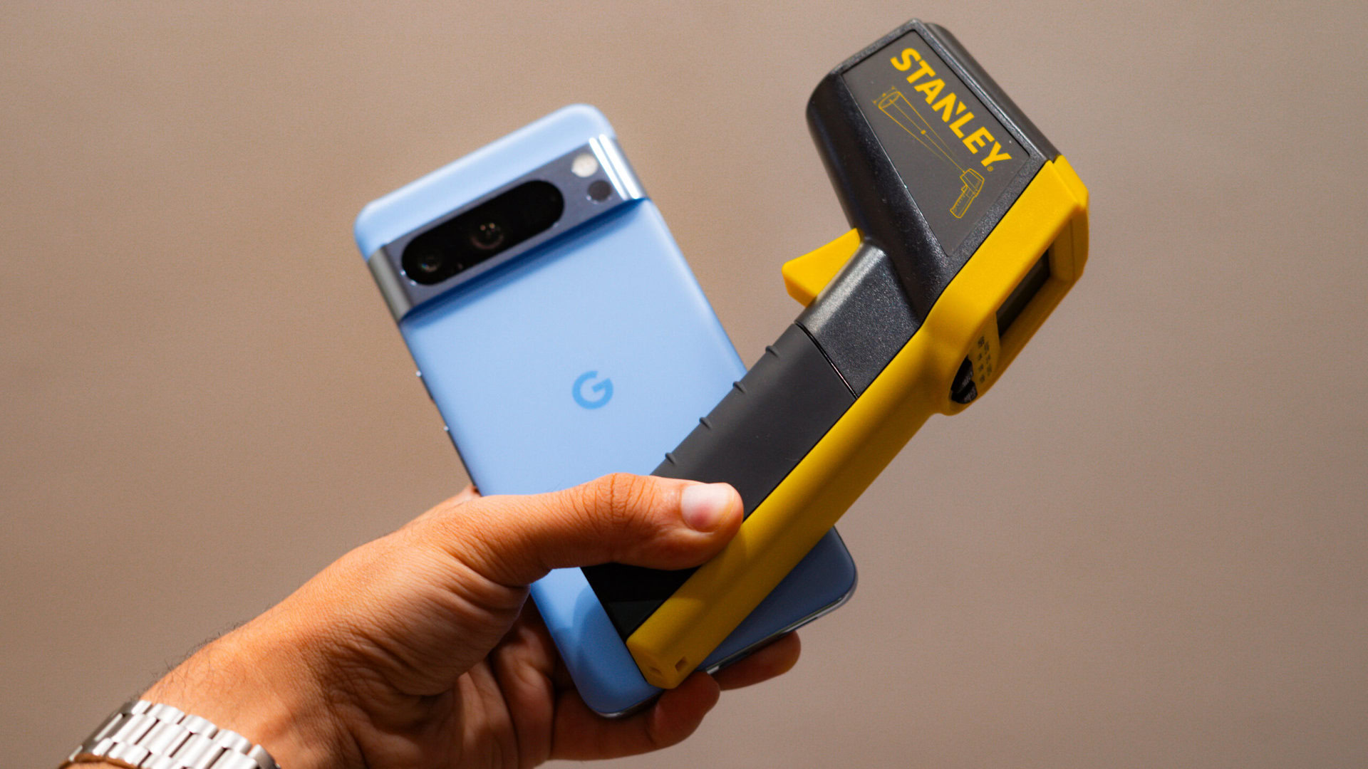 Pixel 8 Pro e termômetro infravermelho Pixel 8 Pro e termômetro infravermelho