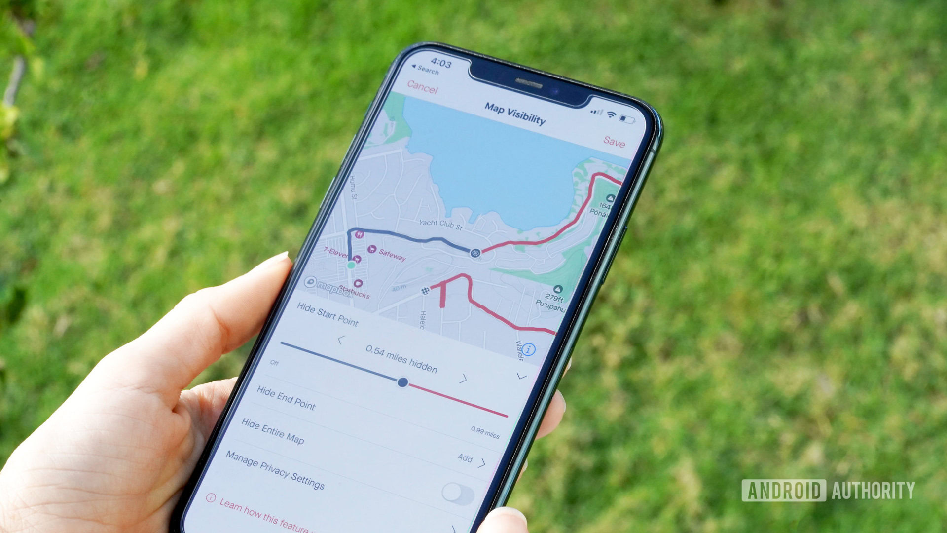 Um usuário do iPhone analisa suas preferências de visibilidade do mapa no aplicativo Strava.