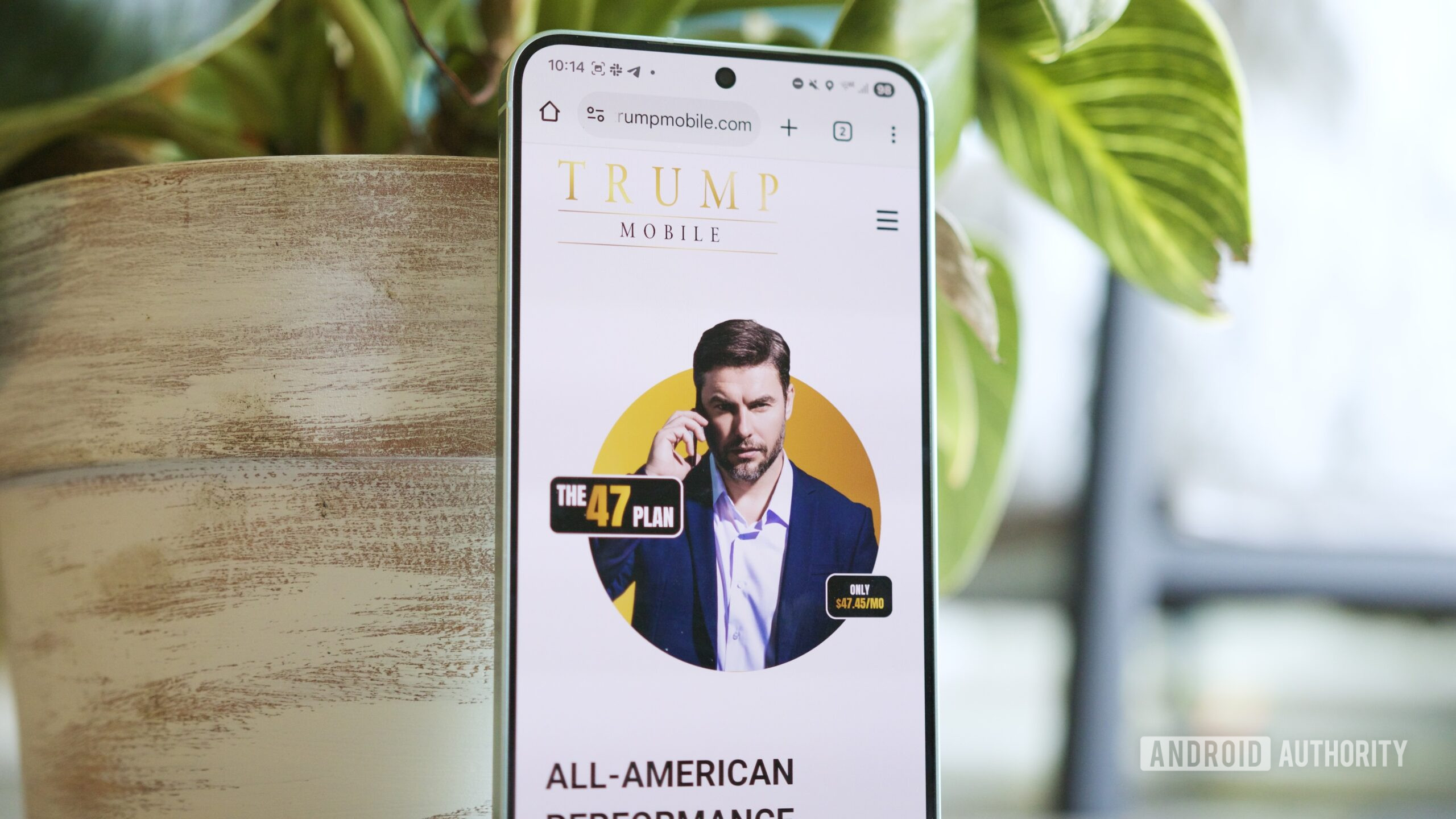 herói do site móvel trunfo 2 O site Trump Mobile em um telefone Android.