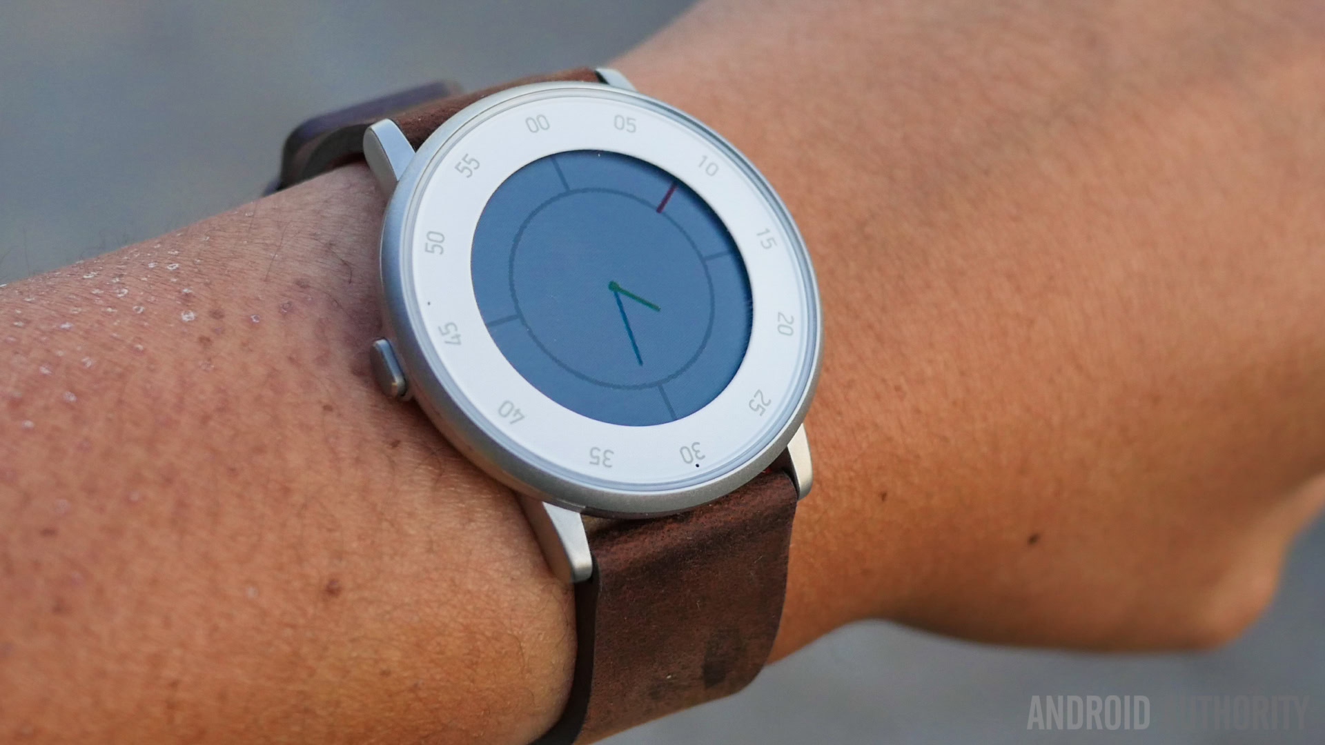 Alguém usando um Pebble Time Round.