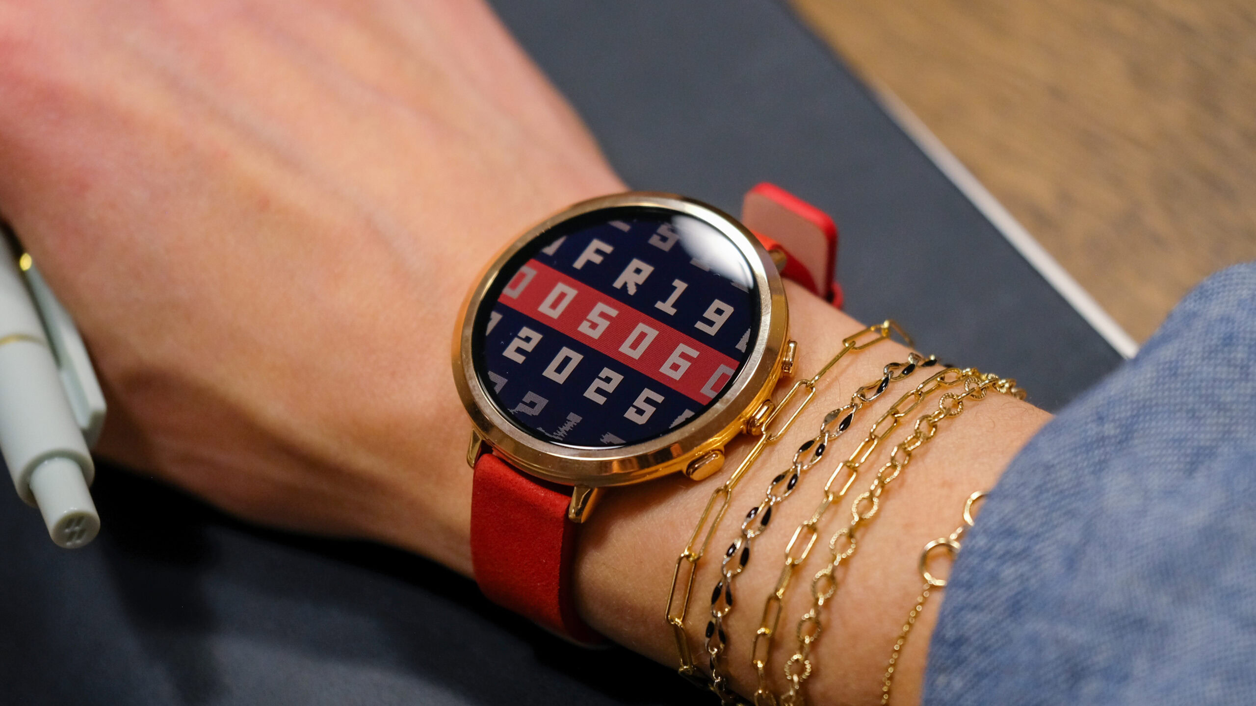 Foto do estilo de vida de alguém usando um Pebble Round 2.