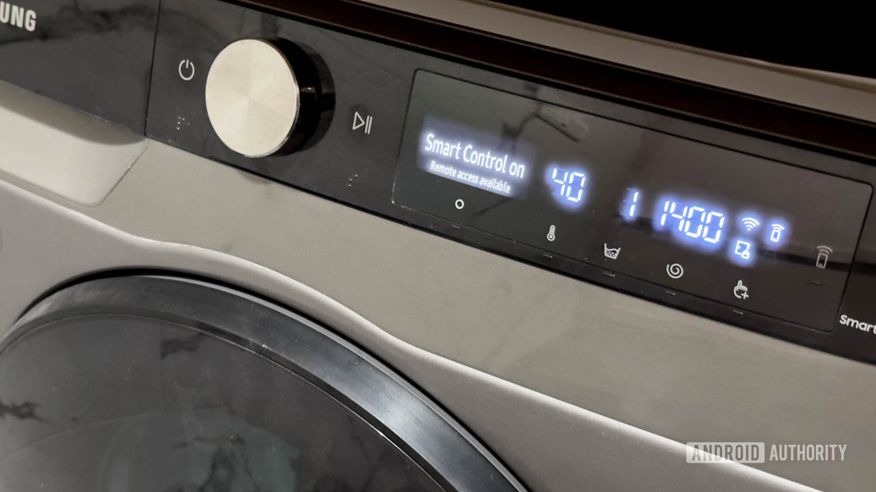 Máquina de lavar e secar roupa Samsung mostrando status de controle inteligente Máquina de lavar e secar roupa Samsung mostrando status de controle inteligente