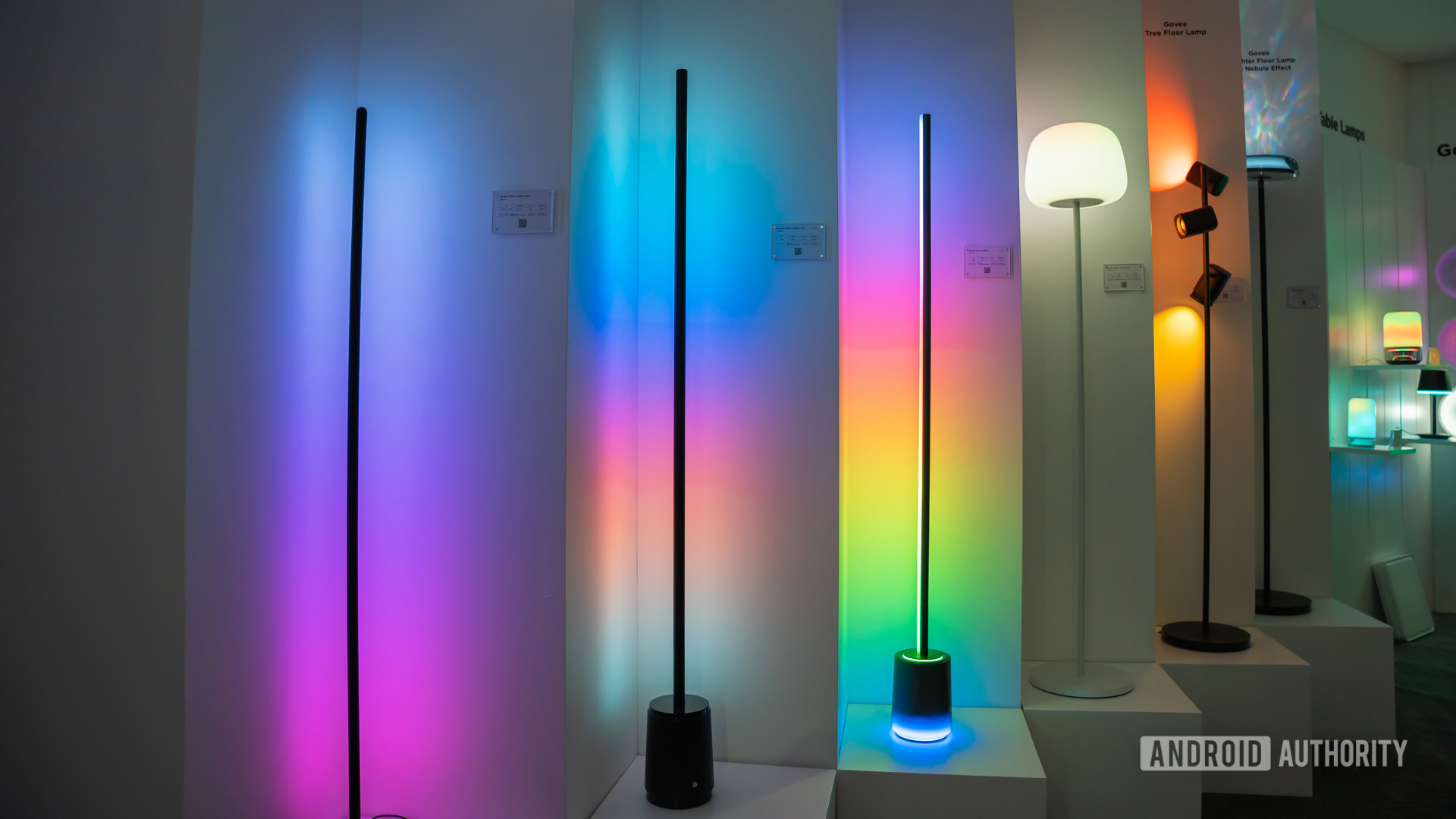 Candeeiro de pé Govee 3 no meio, com outros modelos nas laterais 2