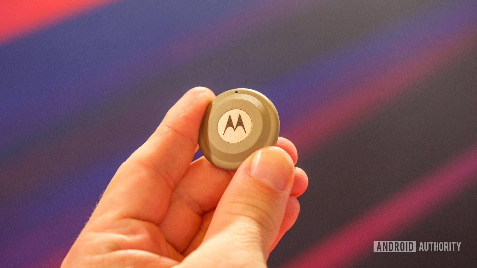 Motorola Moto Tag 2 de frente na mão