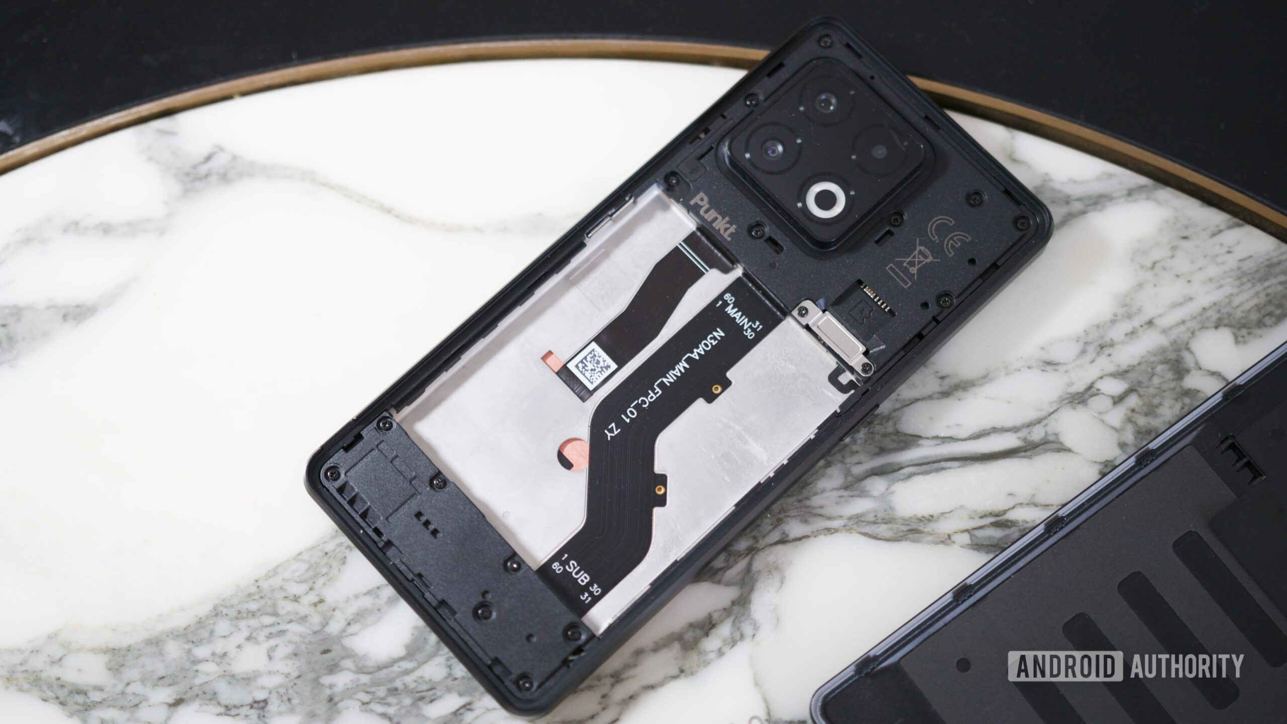 Punkt MC03 sem tampa traseira, mostrando sua bateria removível.