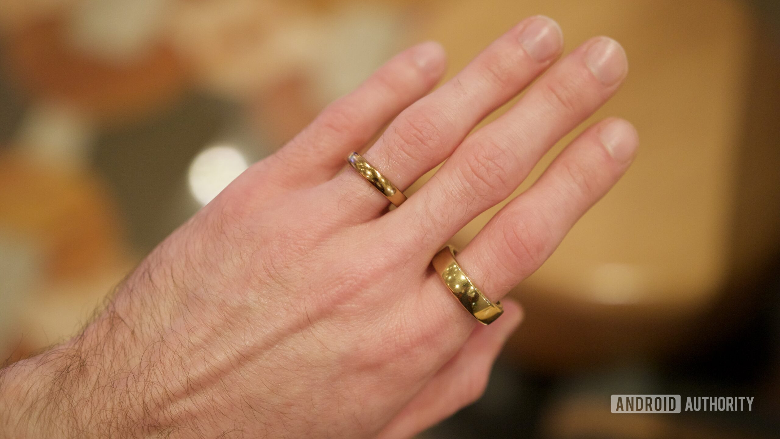 Alguém usando um Pebble Index 01 e uma aliança de casamento.