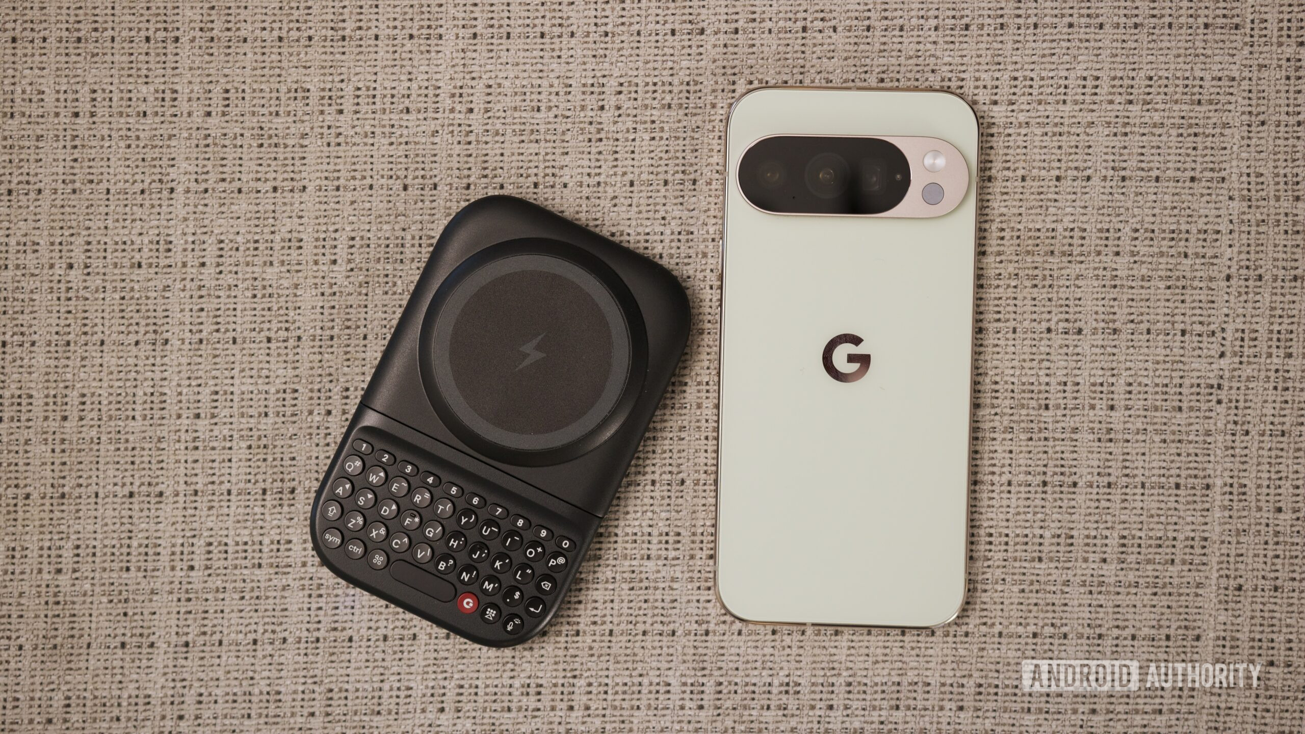 Clica no Power Keyboard ao lado de um Pixel 10 Pro.